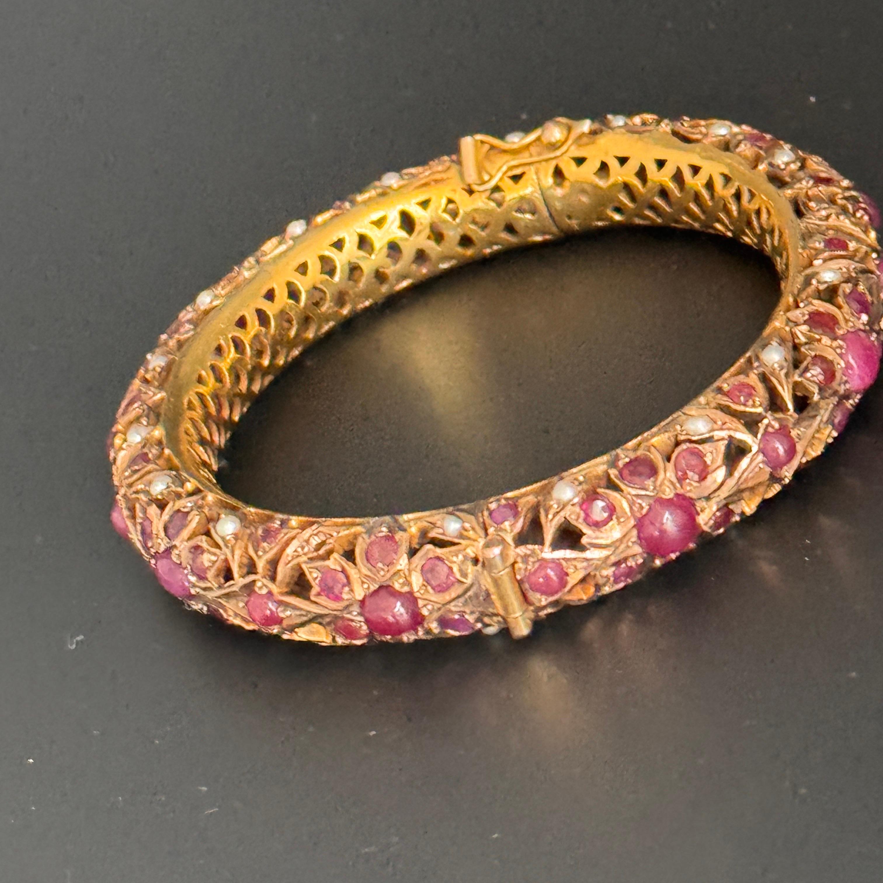 Vintage Mughal-Armreif mit Scharnier aus 6 Karat Gelbgold mit Rubinen und Perlen im Angebot 11