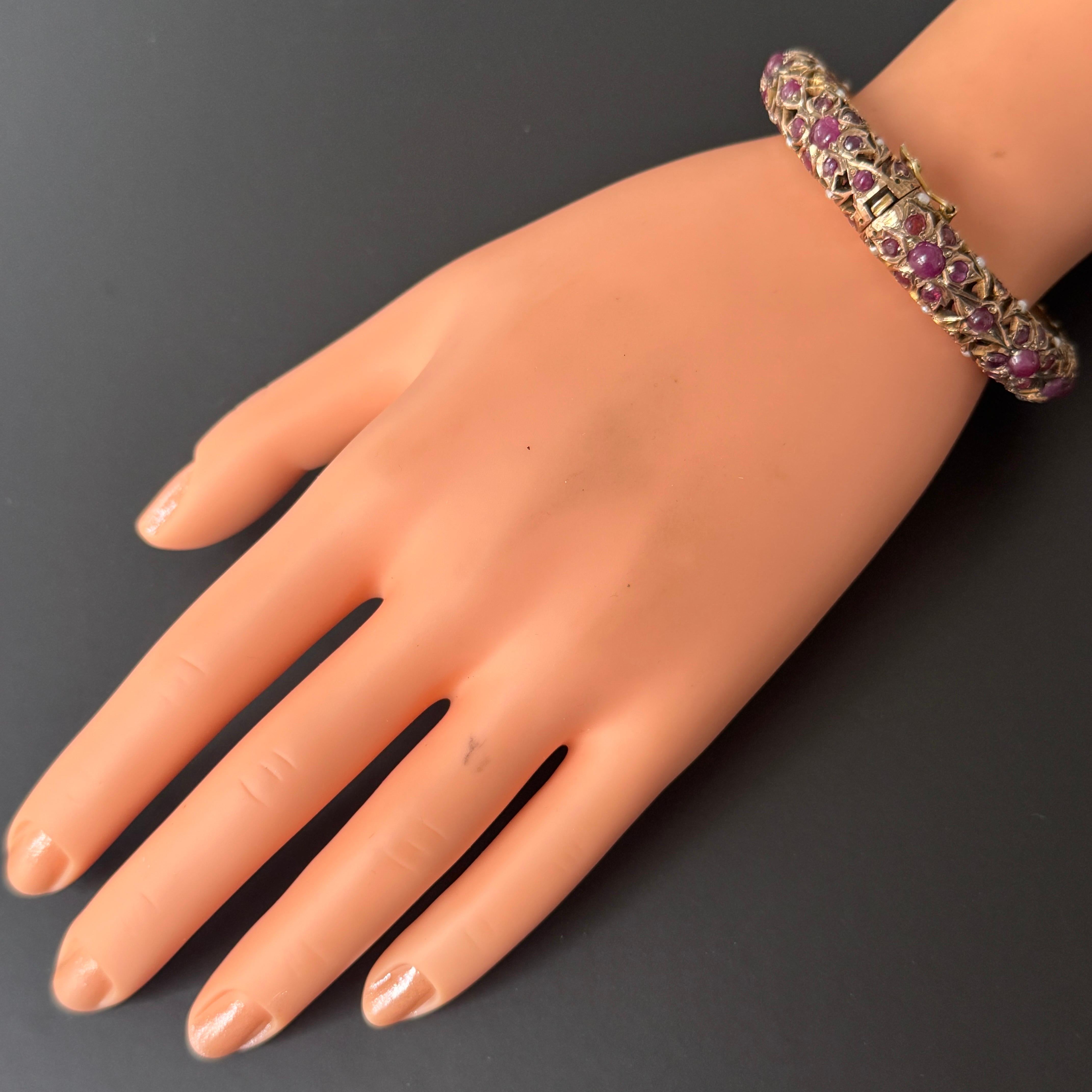 Vintage Mughal-Armreif mit Scharnier aus 6 Karat Gelbgold mit Rubinen und Perlen im Angebot 12