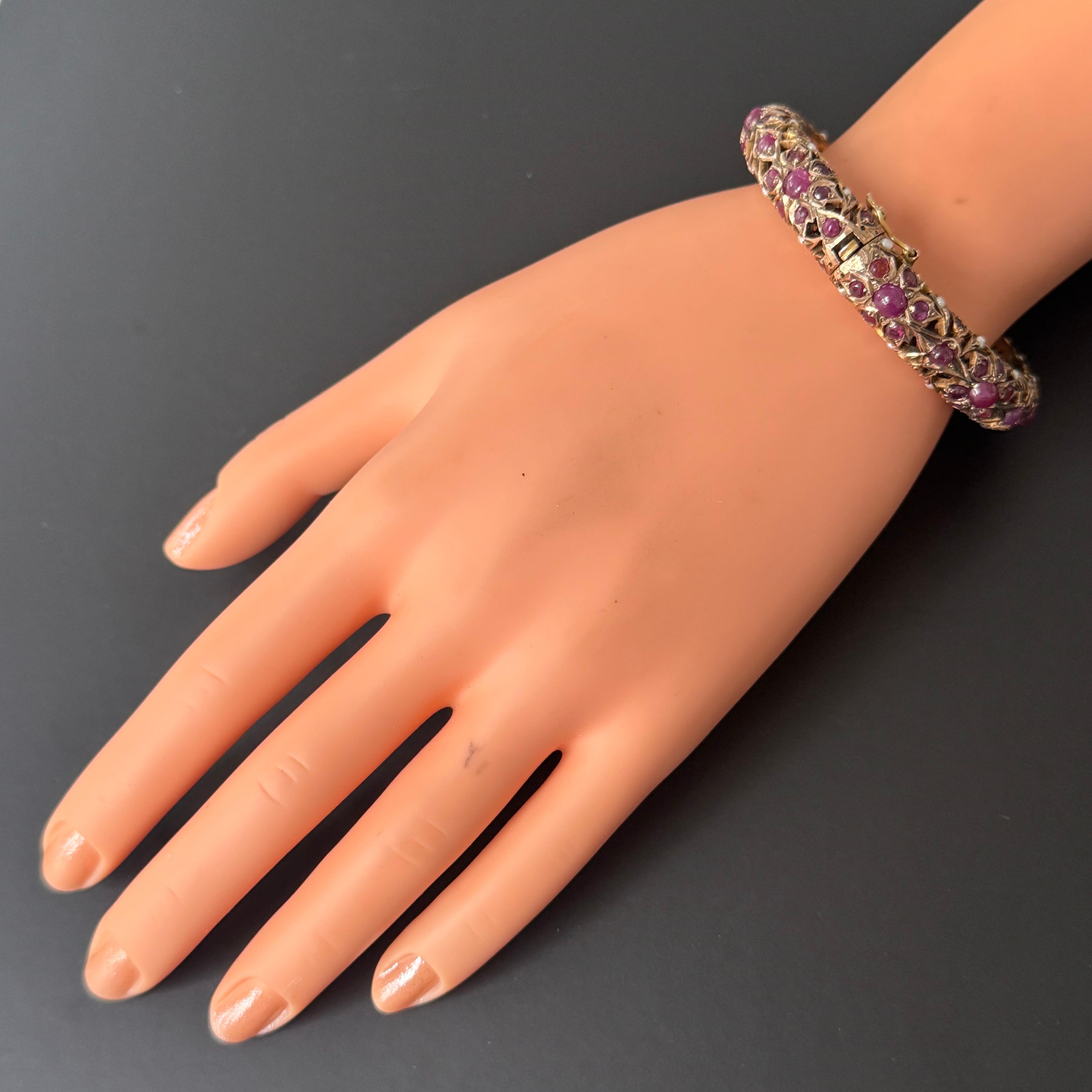 Vintage Mughal-Armreif mit Scharnier aus 6 Karat Gelbgold mit Rubinen und Perlen (Cabochon) im Angebot