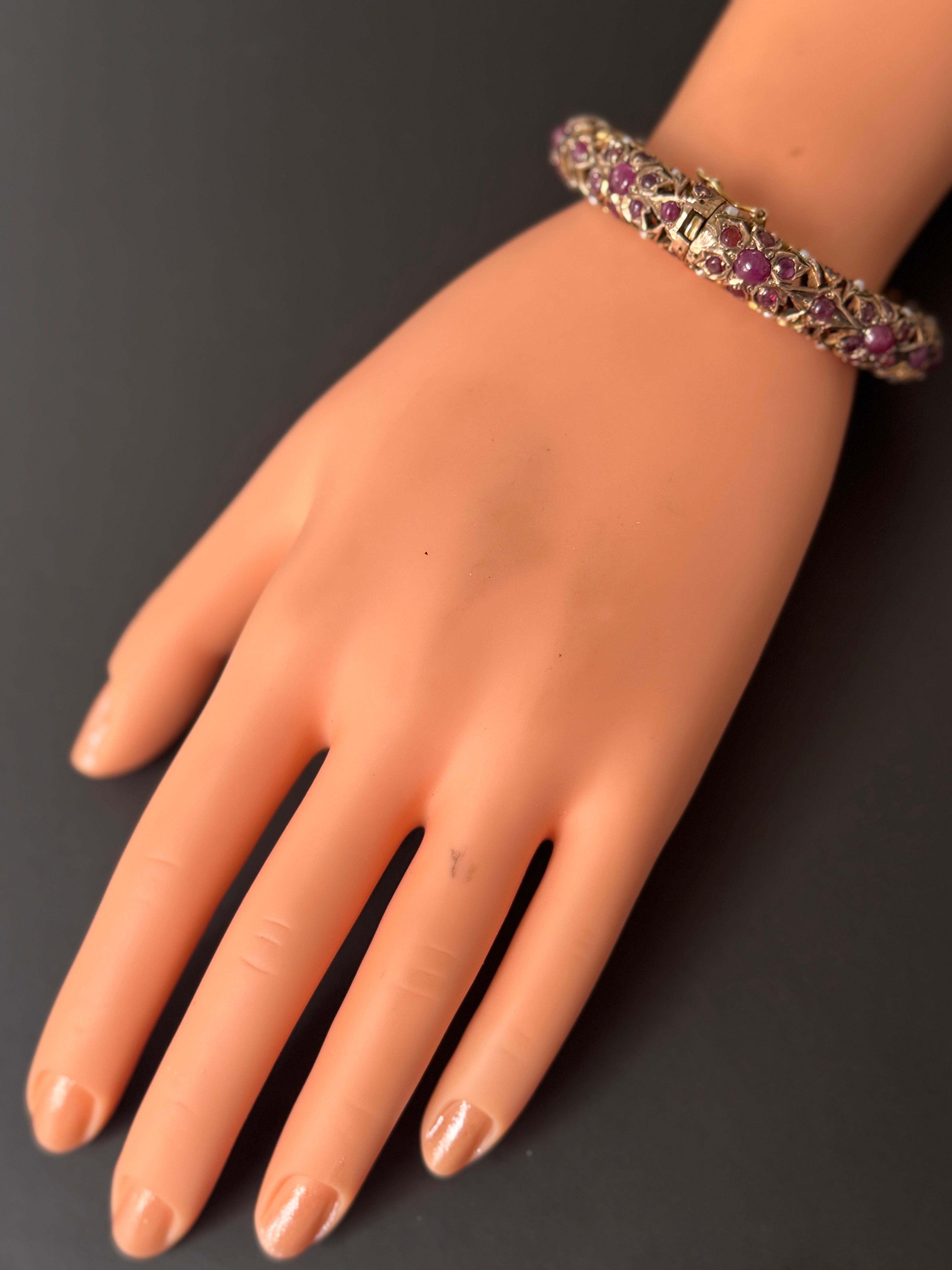 Vintage Mughal-Armreif mit Scharnier aus 6 Karat Gelbgold mit Rubinen und Perlen Damen im Angebot