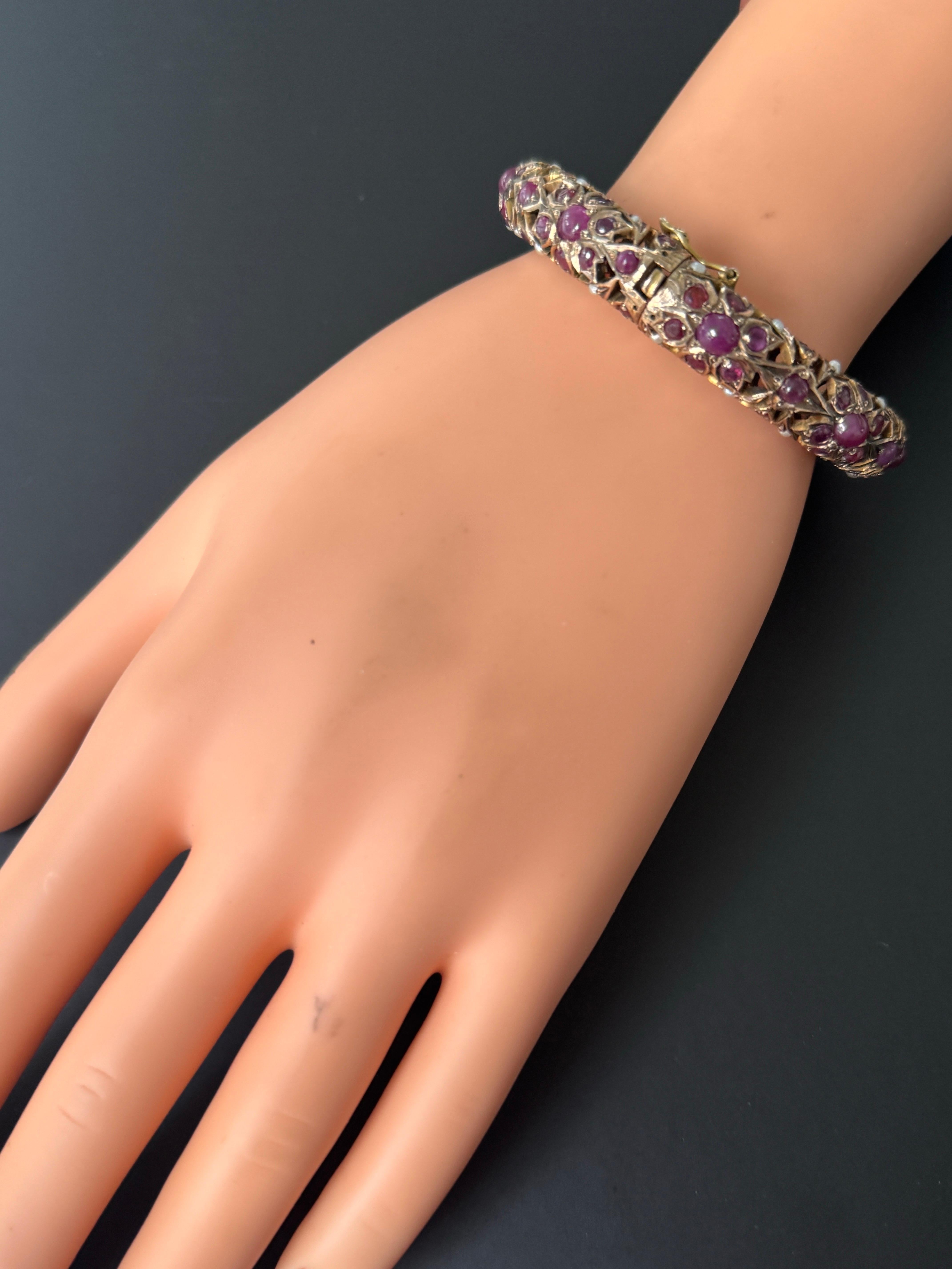 Vintage Mughal-Armreif mit Scharnier aus 6 Karat Gelbgold mit Rubinen und Perlen im Angebot 1
