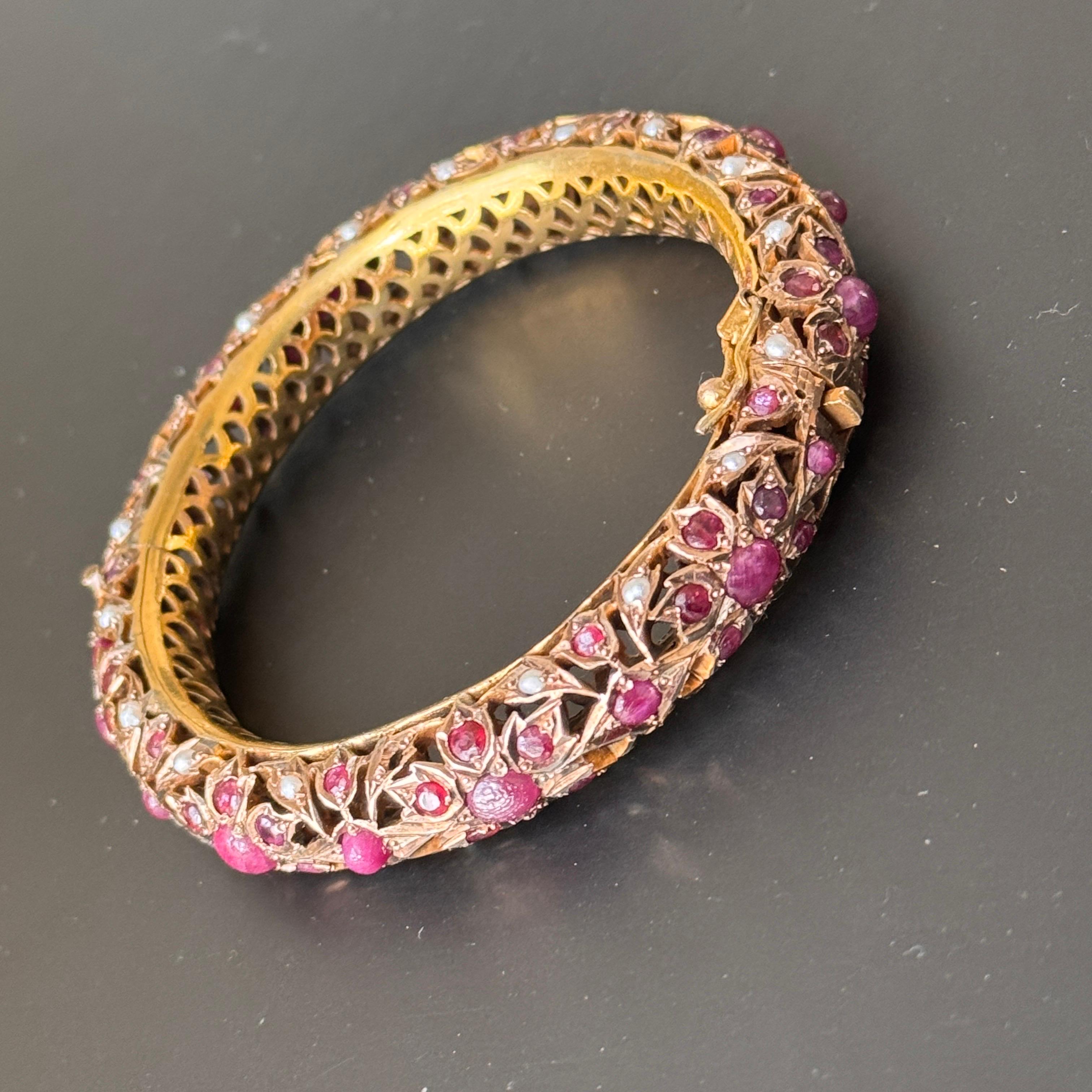 Vintage Mughal-Armreif mit Scharnier aus 6 Karat Gelbgold mit Rubinen und Perlen im Angebot 2