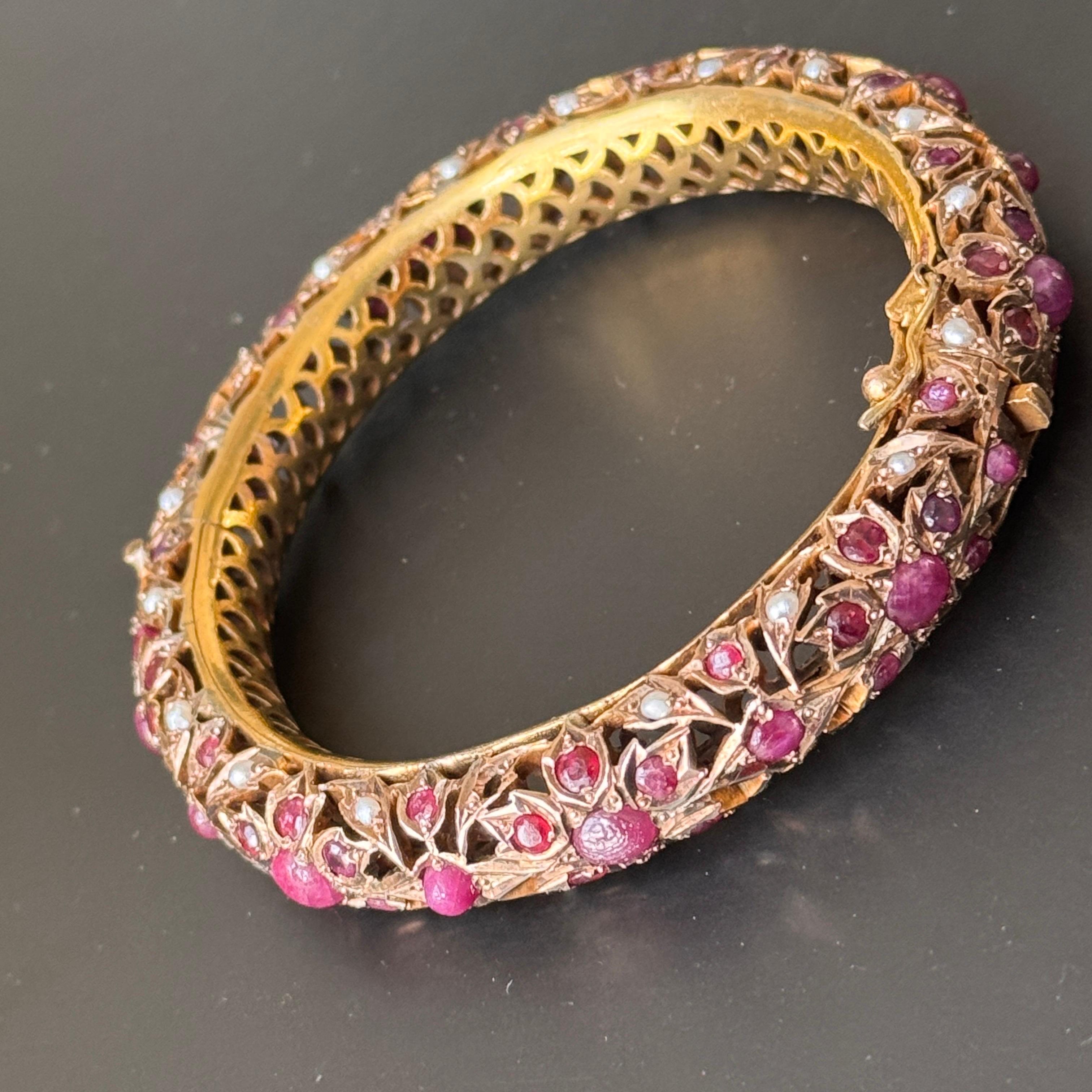 Vintage Mughal-Armreif mit Scharnier aus 6 Karat Gelbgold mit Rubinen und Perlen im Angebot 3