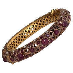Pulsera brazalete con bisagra mogol vintage de oro amarillo de 6 ct con rubíes y perlas
