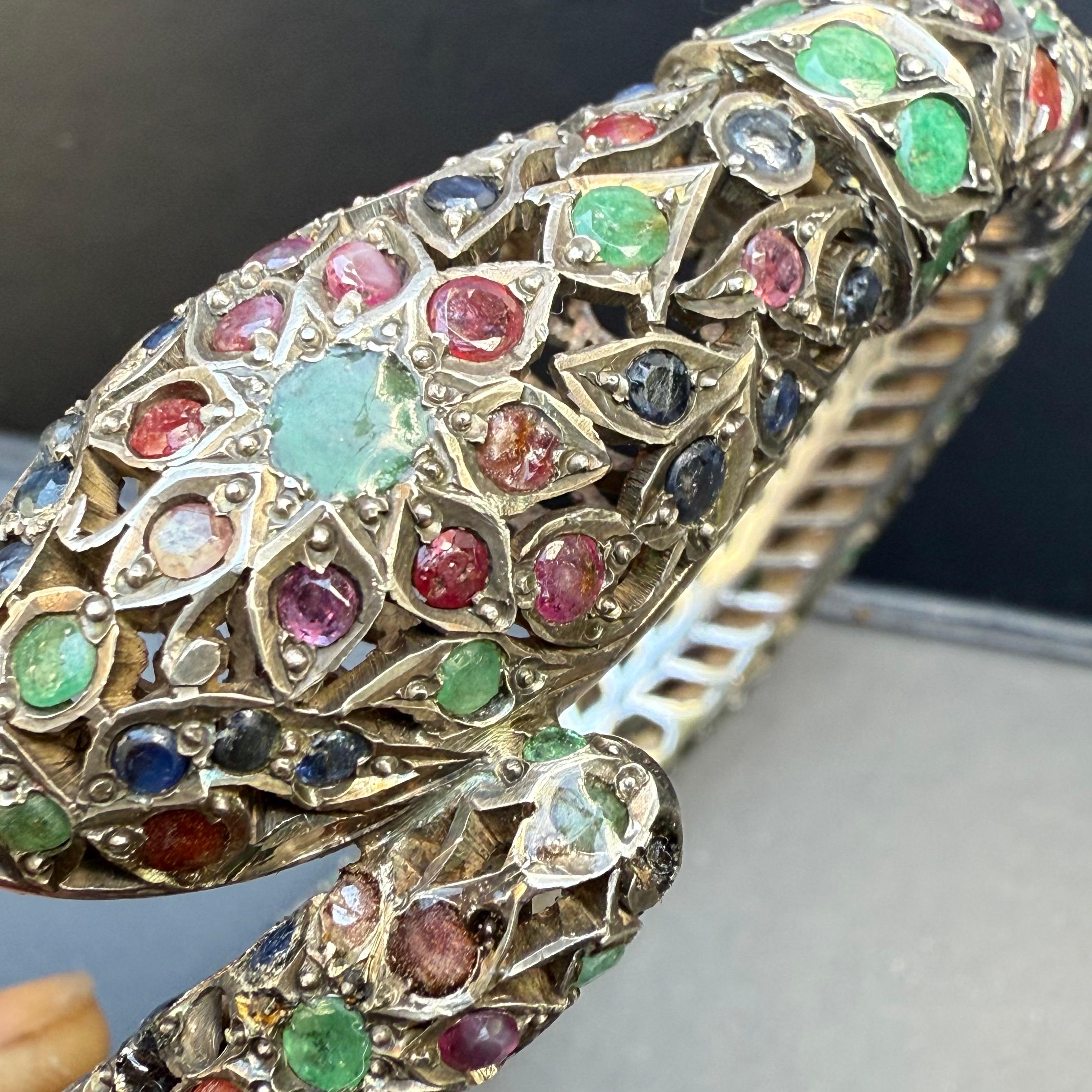 Bracciale a serpente con cerniera d'argento Mughal vintage con pietre preziose e borchie in vendita 5