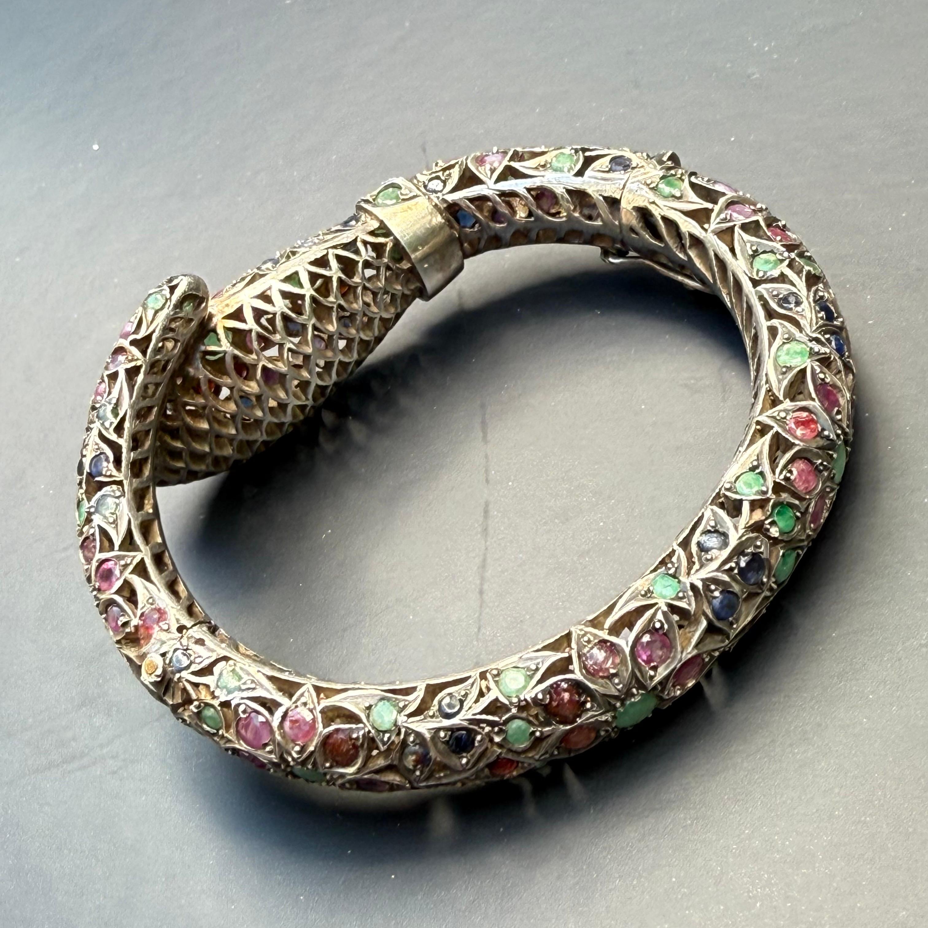 Bracciale a serpente con cerniera d'argento Mughal vintage con pietre preziose e borchie in vendita 7