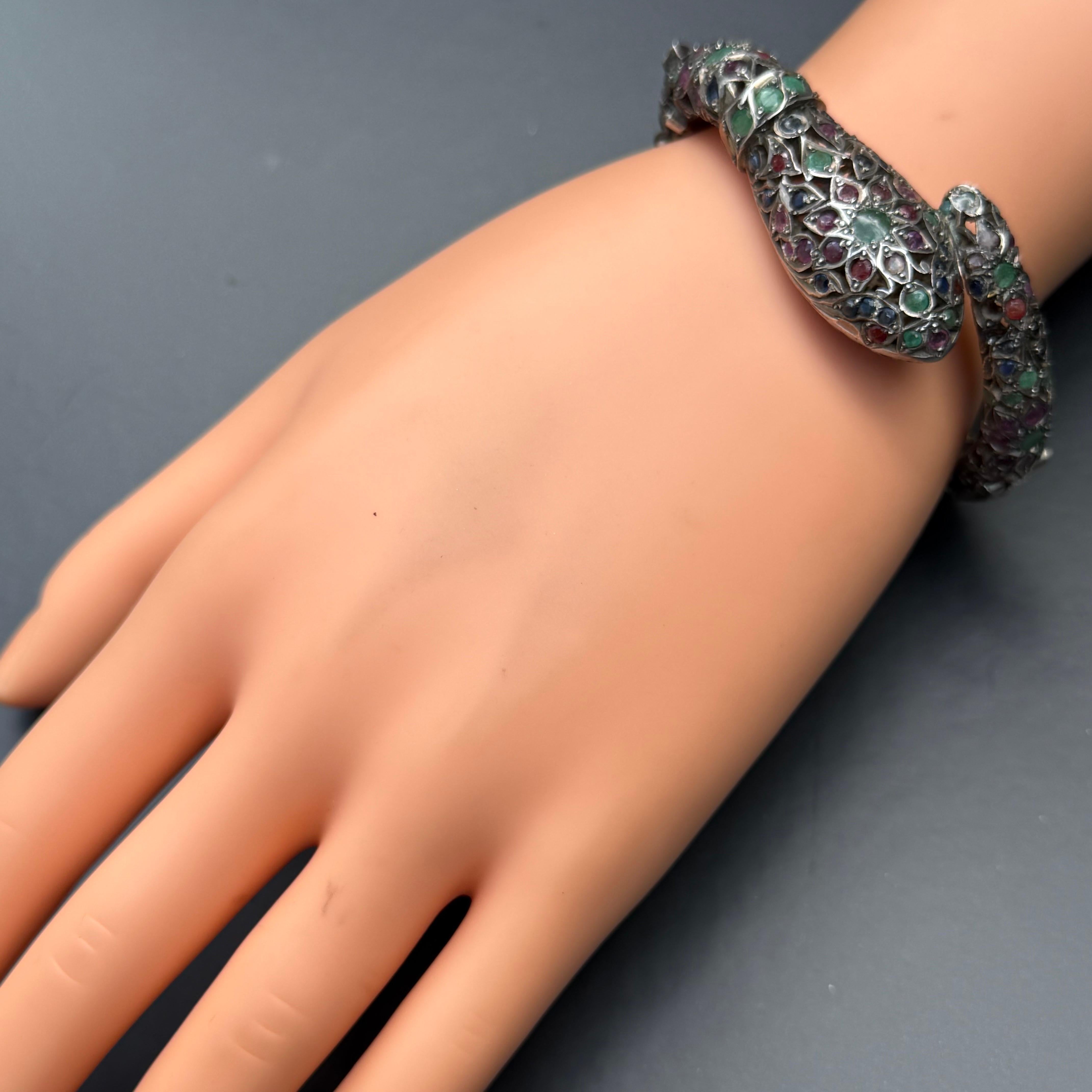 Bracciale a serpente con cerniera d'argento Mughal vintage con pietre preziose e borchie in vendita 8