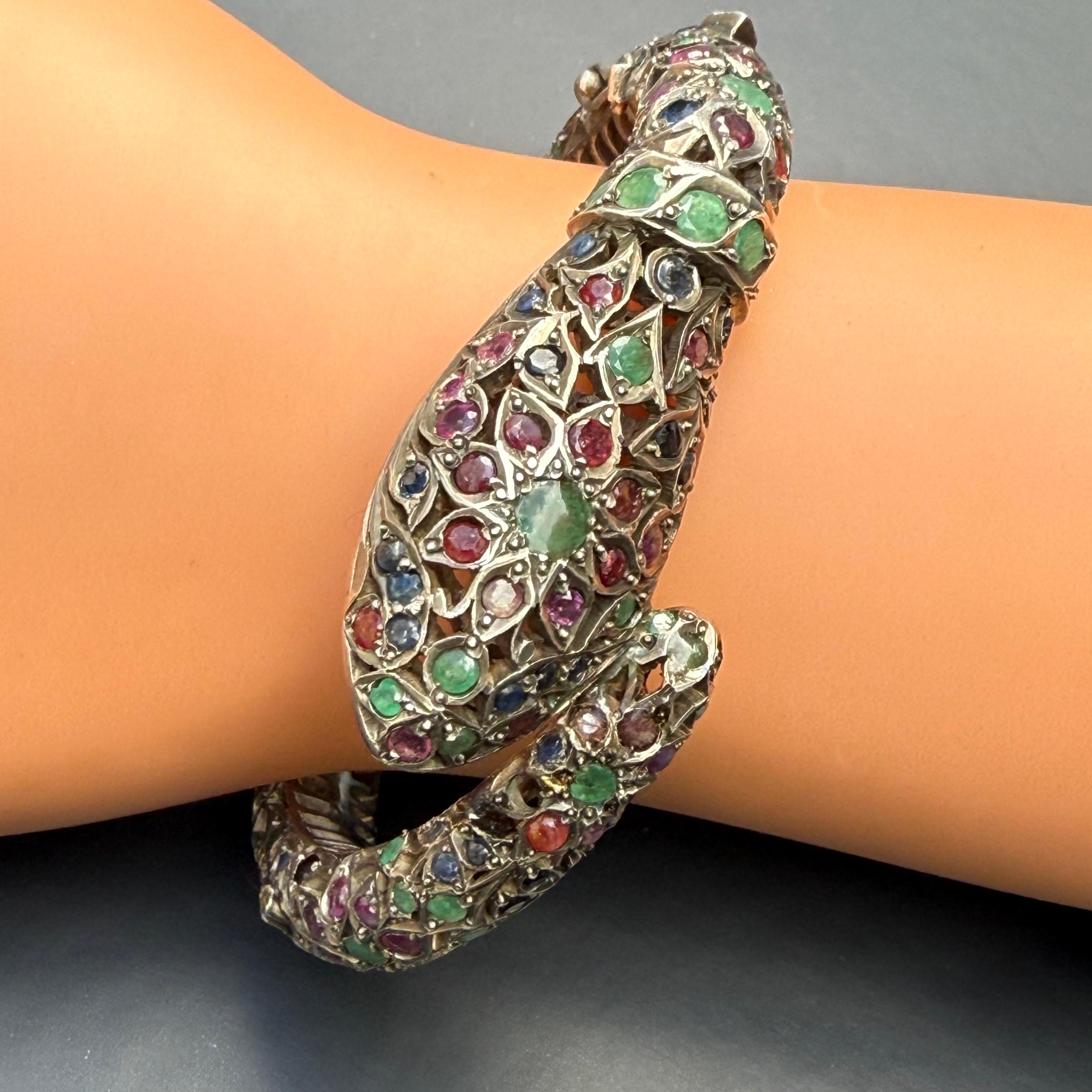Bracciale a serpente con cerniera d'argento Mughal vintage con pietre preziose e borchie in vendita 9
