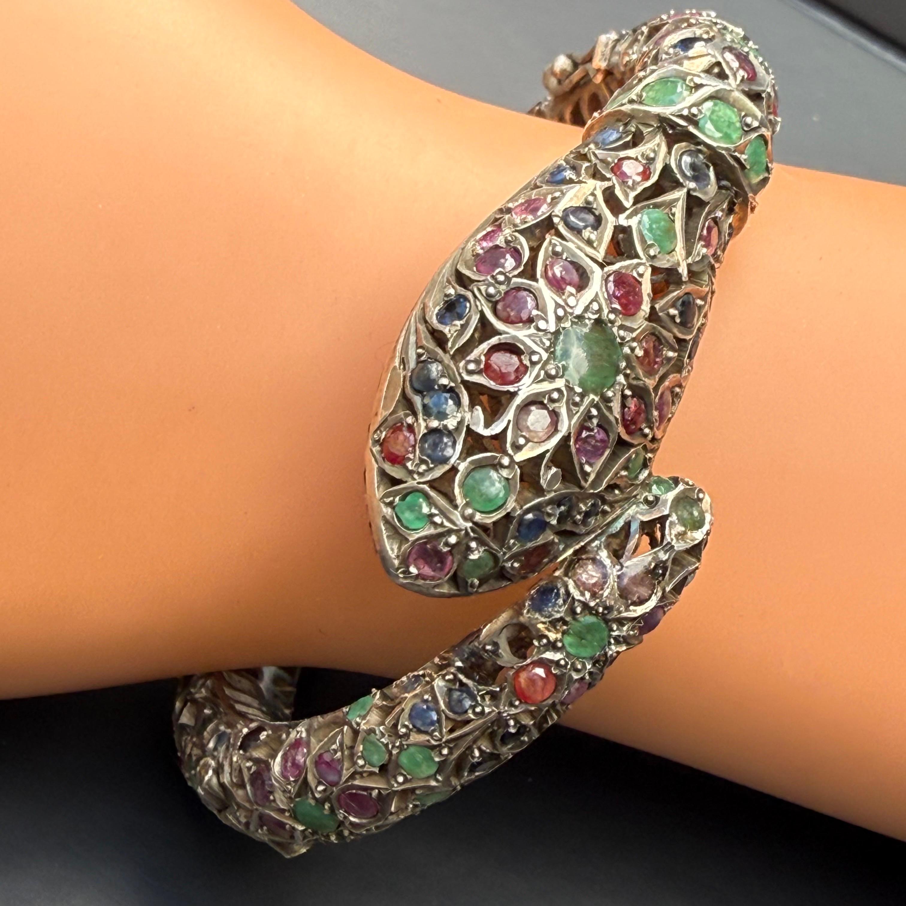 Bracciale a serpente con cerniera d'argento Mughal vintage con pietre preziose e borchie in vendita 10