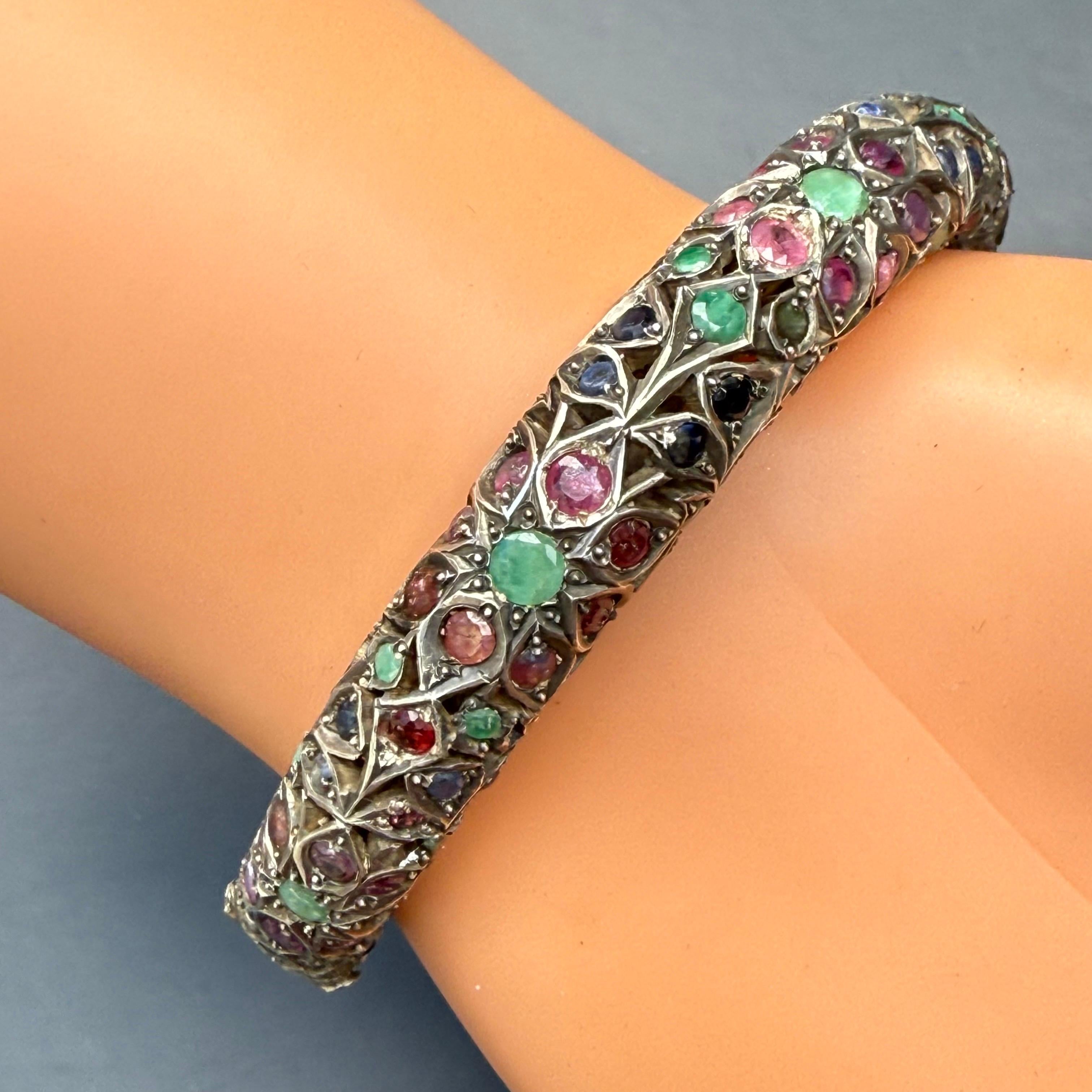 Bracciale a serpente con cerniera d'argento Mughal vintage con pietre preziose e borchie in vendita 11
