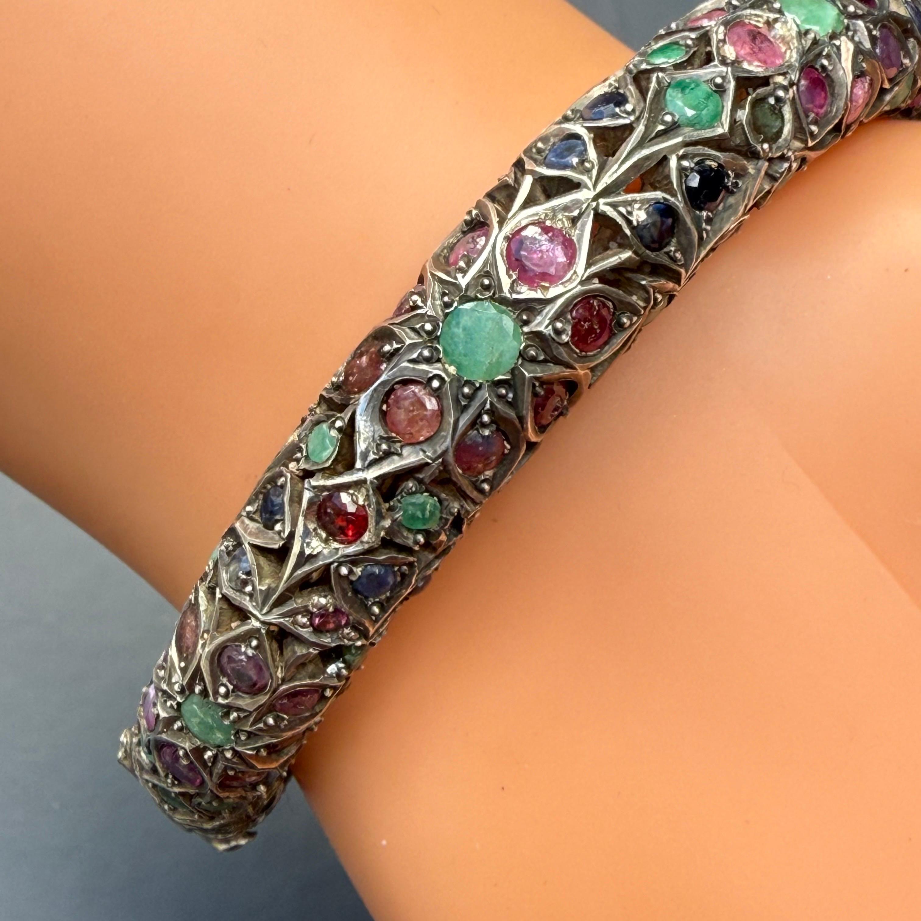 Bracciale a serpente con cerniera d'argento Mughal vintage con pietre preziose e borchie in vendita 12