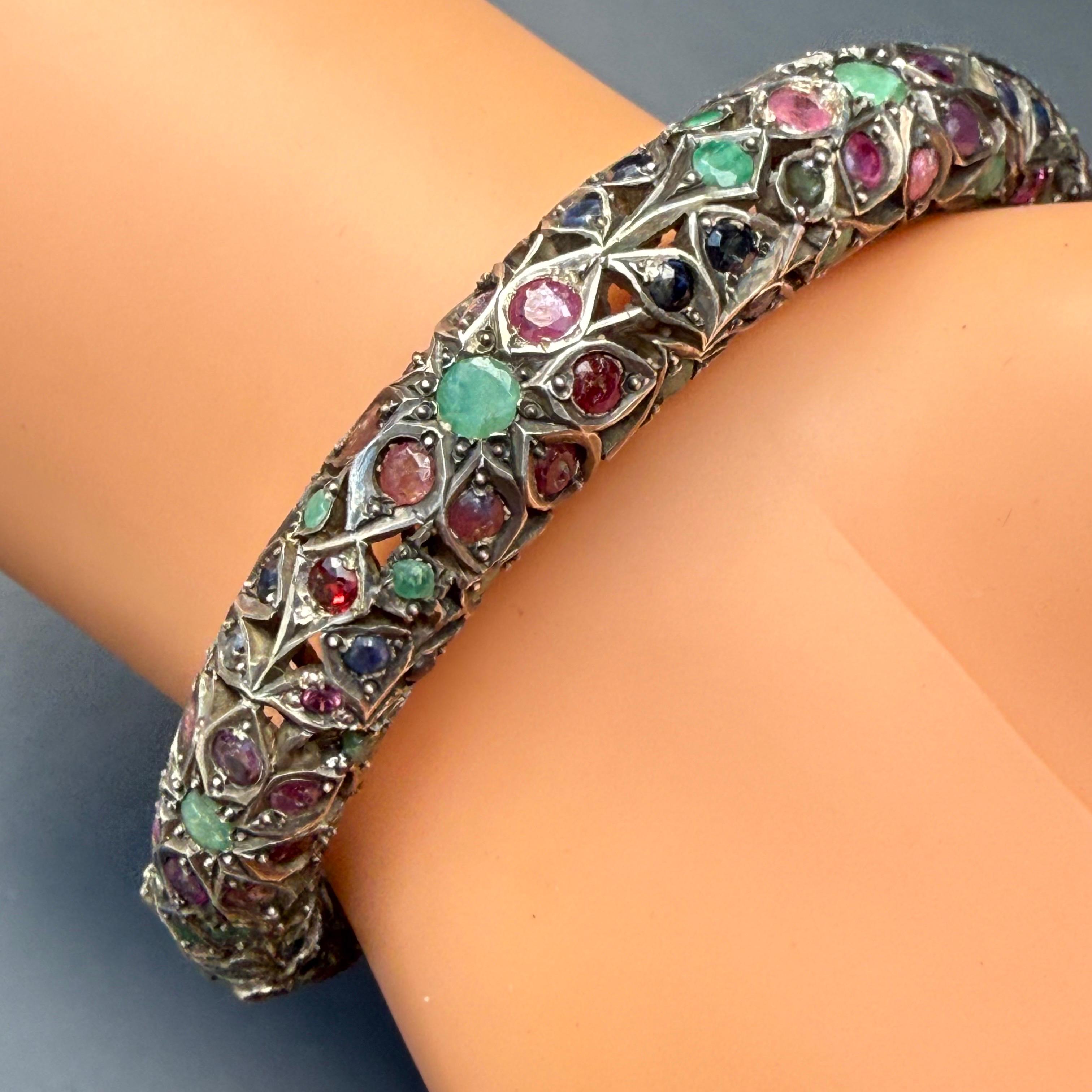 Bracciale a serpente con cerniera d'argento Mughal vintage con pietre preziose e borchie in vendita 13