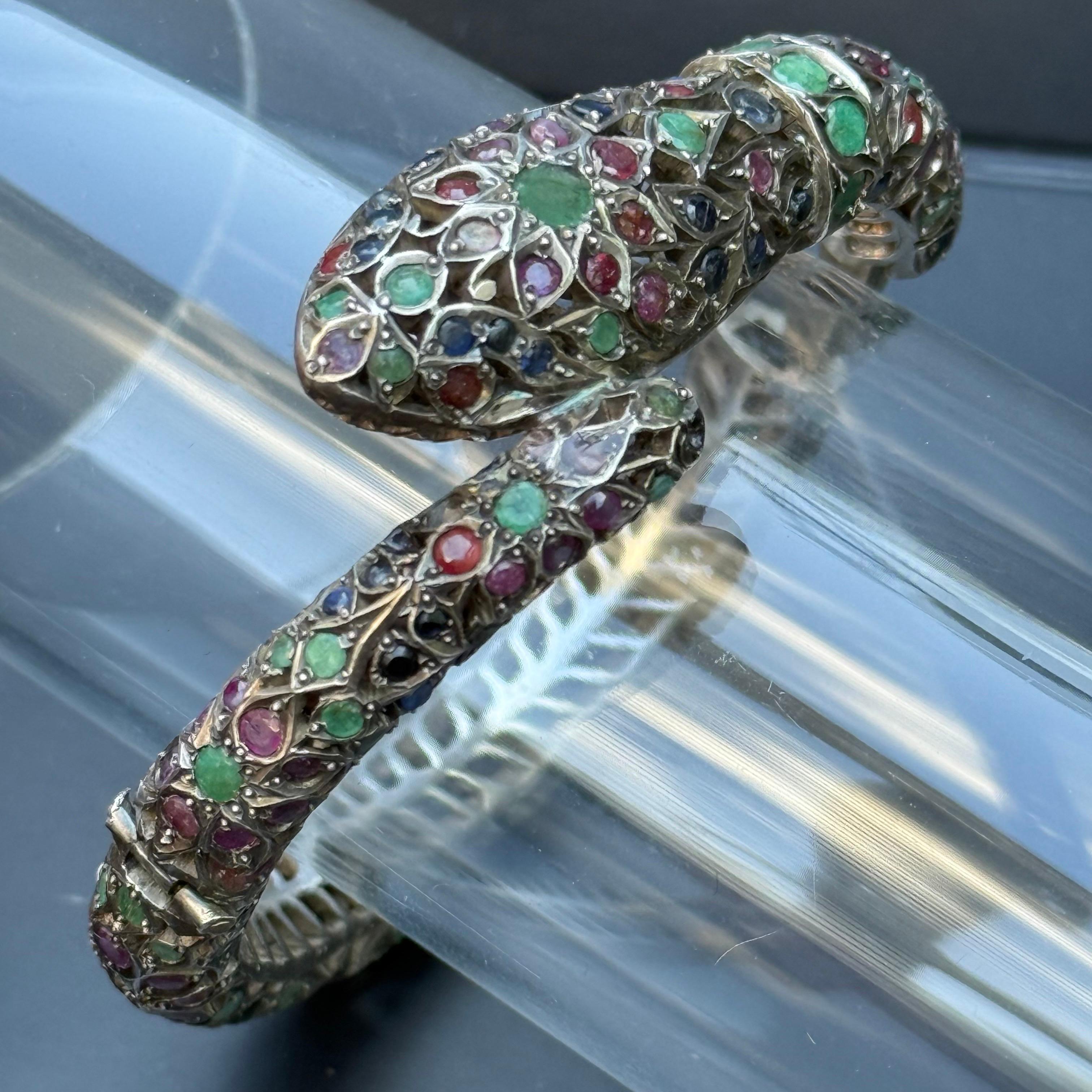 Anglo-indiano Bracciale a serpente con cerniera d'argento Mughal vintage con pietre preziose e borchie in vendita