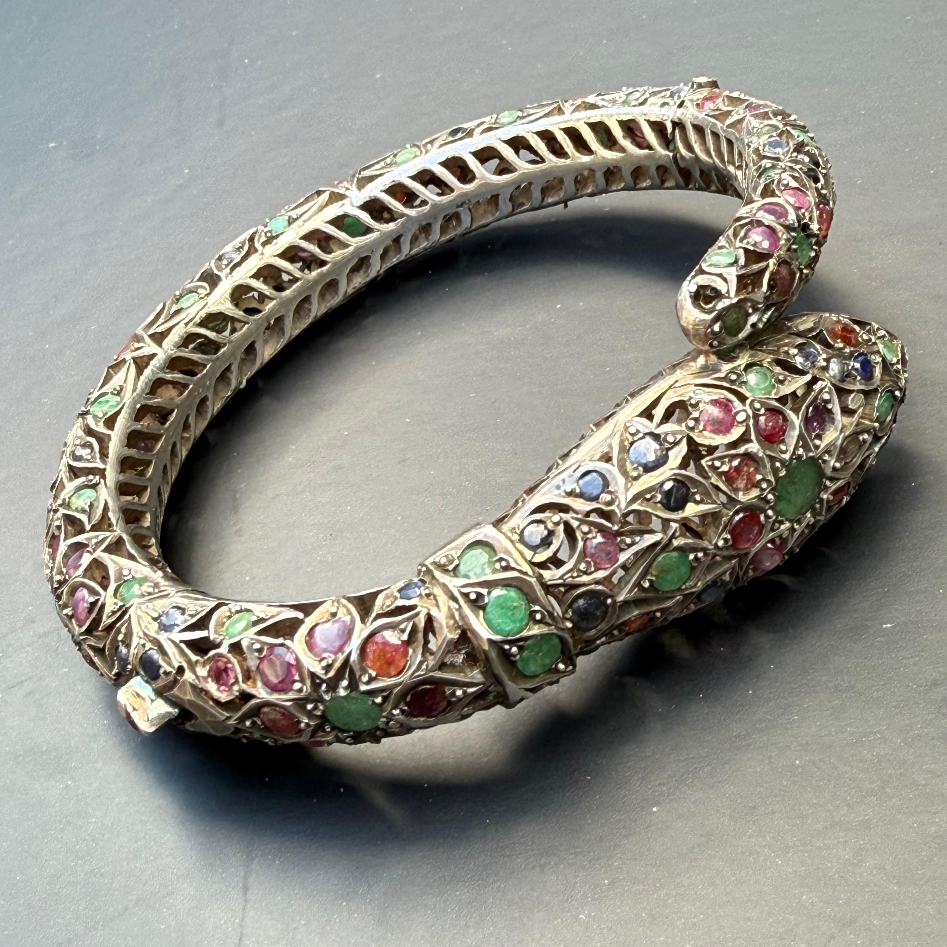 Bracciale a serpente con cerniera d'argento Mughal vintage con pietre preziose e borchie In condizioni buone in vendita a Monroe Township, NJ