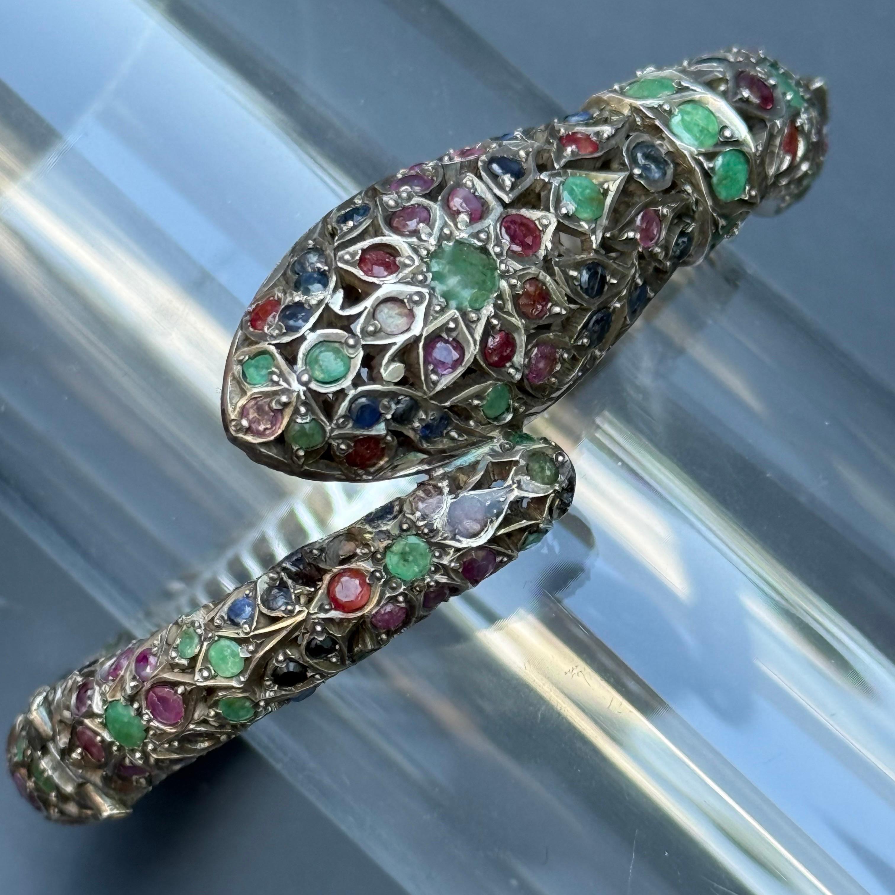 Bracciale a serpente con cerniera d'argento Mughal vintage con pietre preziose e borchie in vendita 1
