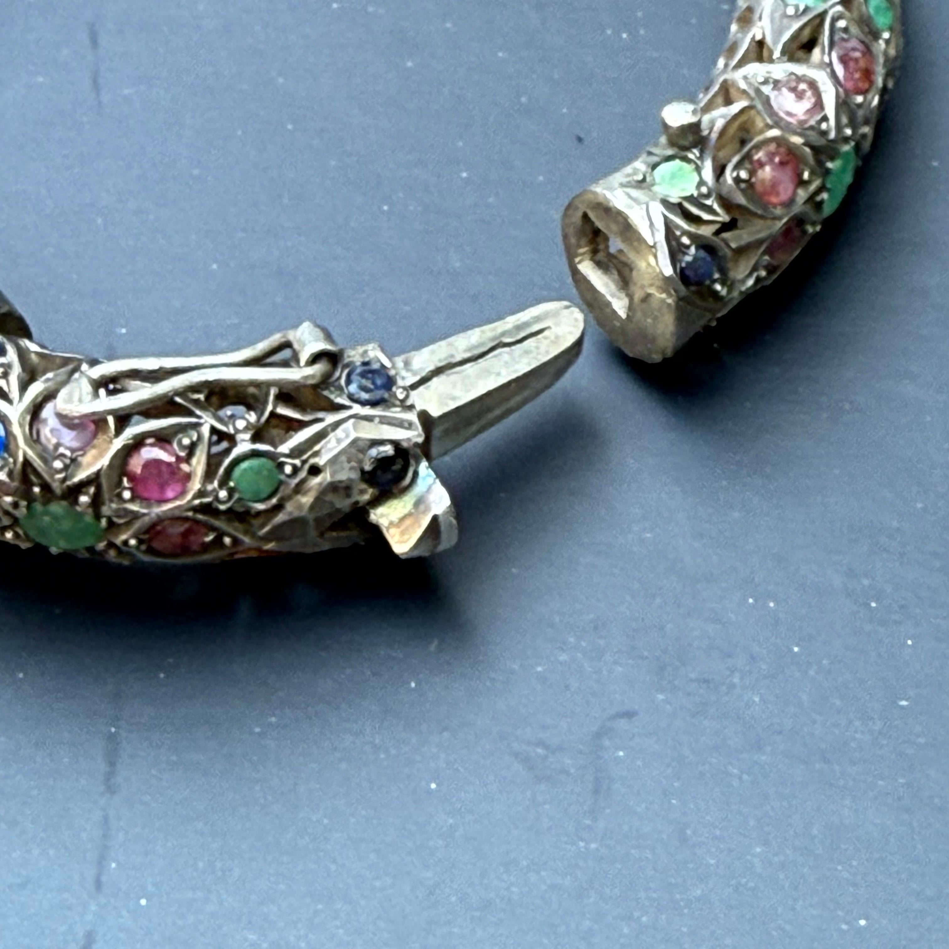 Bracciale a serpente con cerniera d'argento Mughal vintage con pietre preziose e borchie in vendita 2