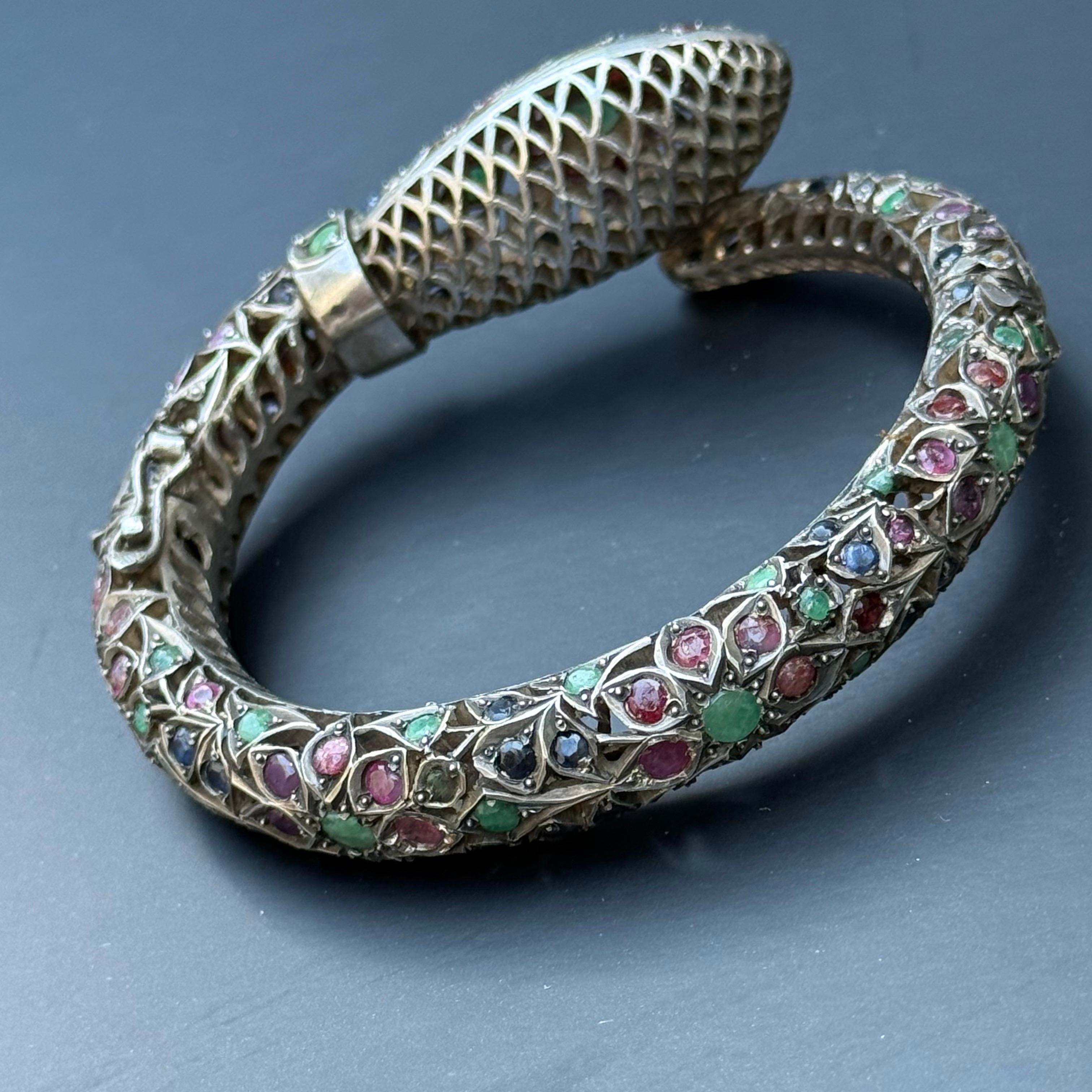 Bracciale a serpente con cerniera d'argento Mughal vintage con pietre preziose e borchie in vendita 3