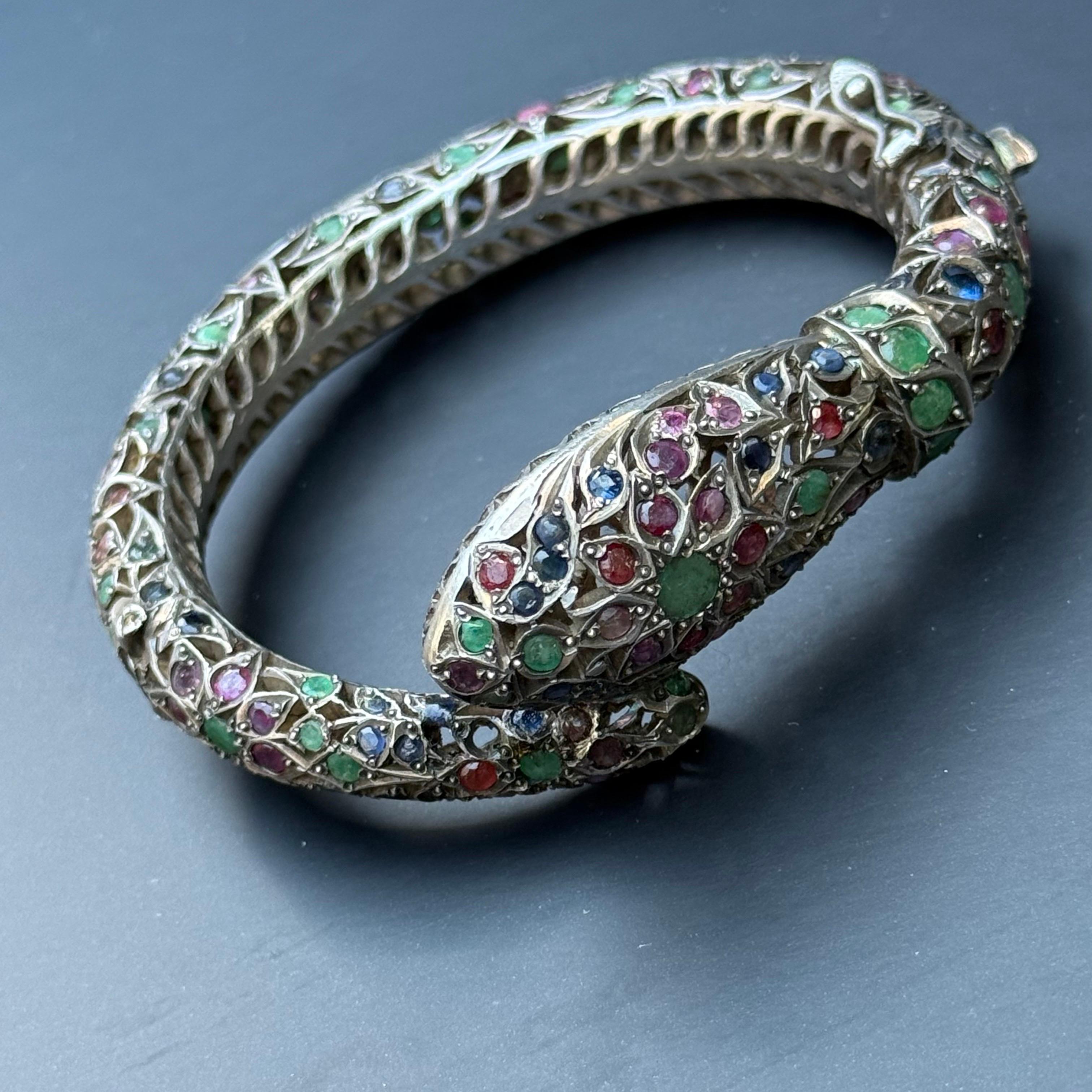 Bracciale a serpente con cerniera d'argento Mughal vintage con pietre preziose e borchie in vendita 4