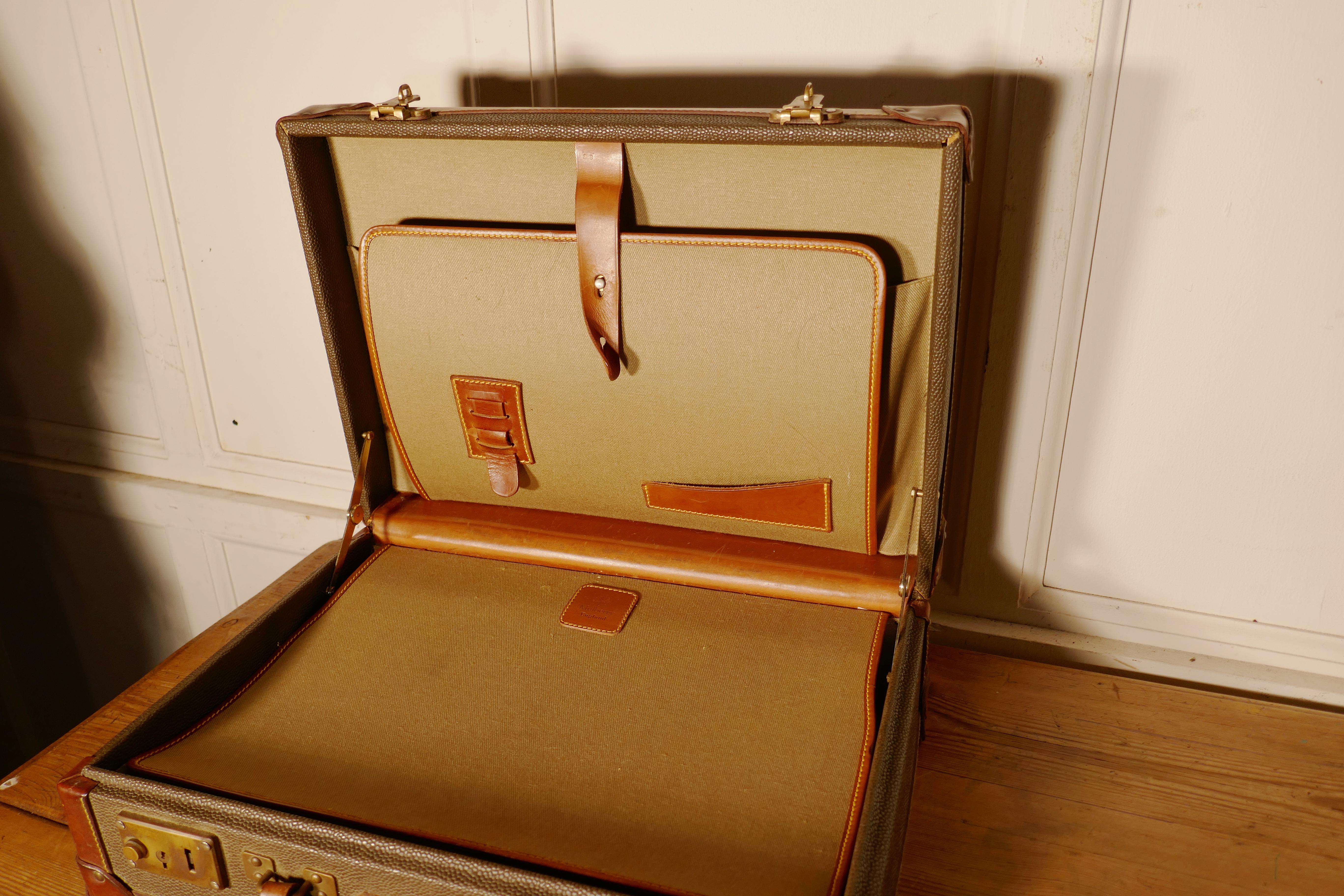 Vintage mulberry Scotch-grain attach case, briefcase or small suitcase

A wonderful vintage piece from the Scotch-grain collection by Mulberry, case is a Large Briefcase, plenty of room to use as an overnight case. Made in Leather with brass