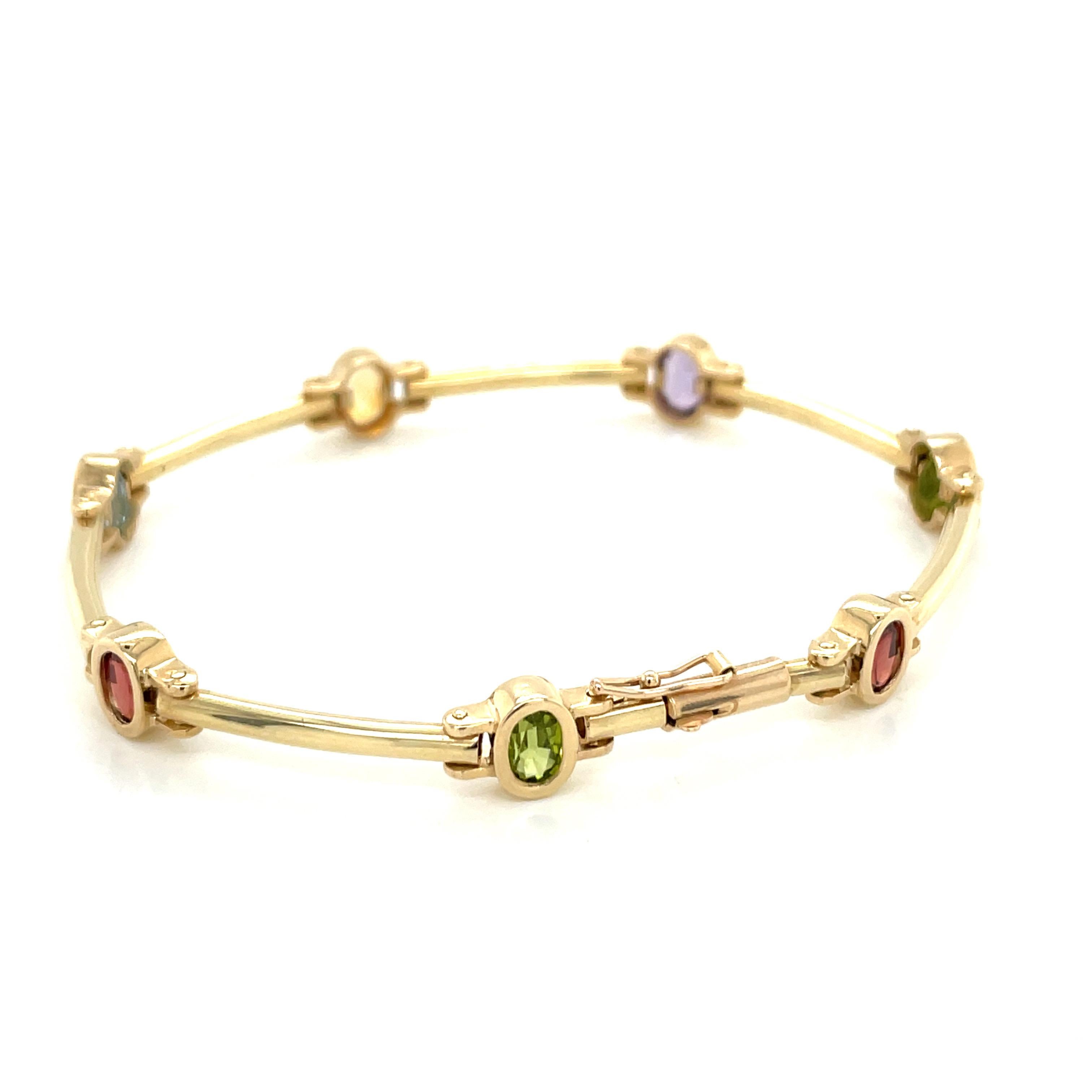 Vintage Mulit Color Semi Precious Gemstone Bezel and Bar Link Bracelet - Das Armband enthält 7 ovale Edelsteine, die 6 x 4 mm messen. Die Reihenfolge der Edelsteine ist Granat, Peridot, Amethyst, Citrin, Blautopas, Granat und Peridot. Das Armband