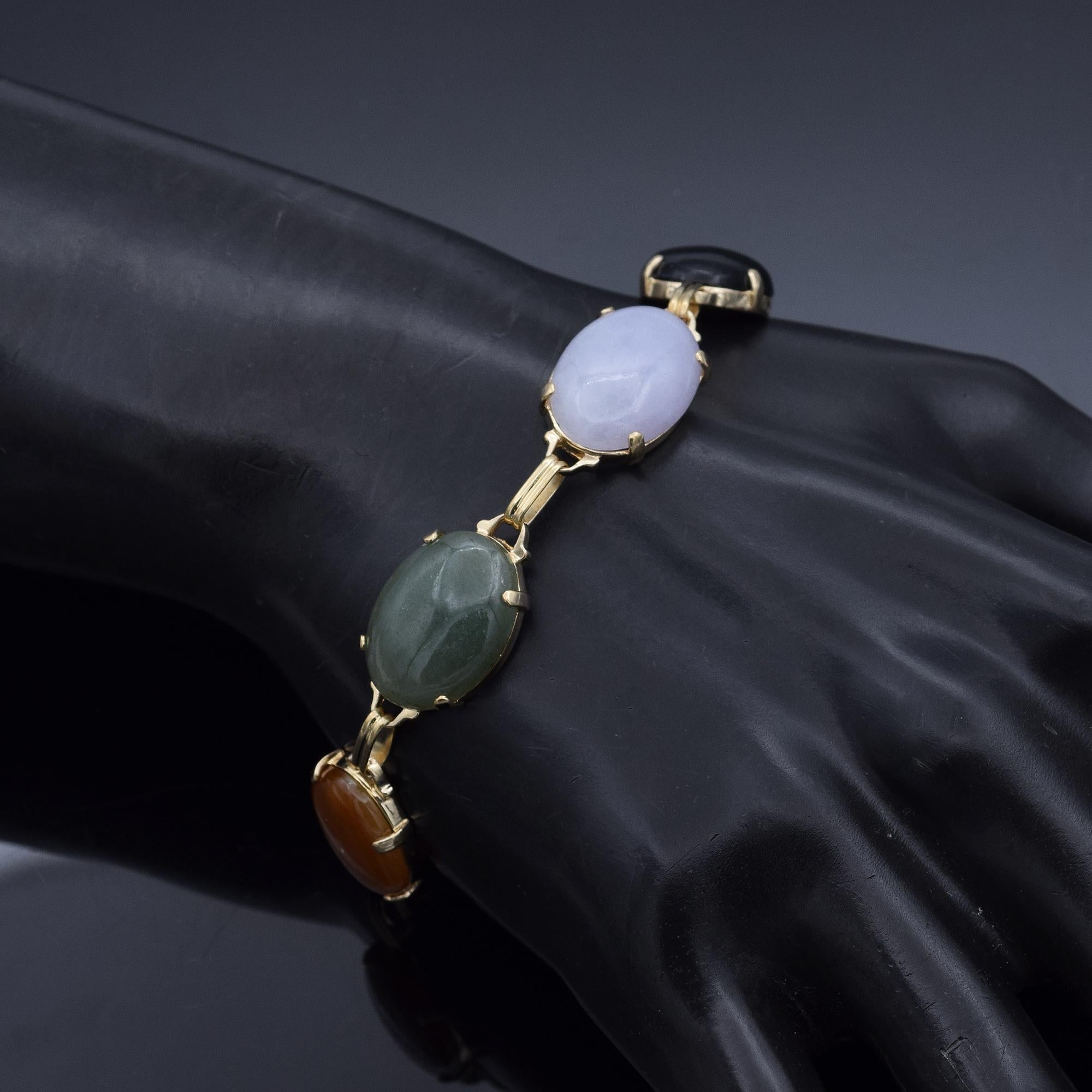 Vintage Multi-Color Jade Yellow Gold Cabochon Oval Link Bracelet In Good Condition For Sale In New York, NY