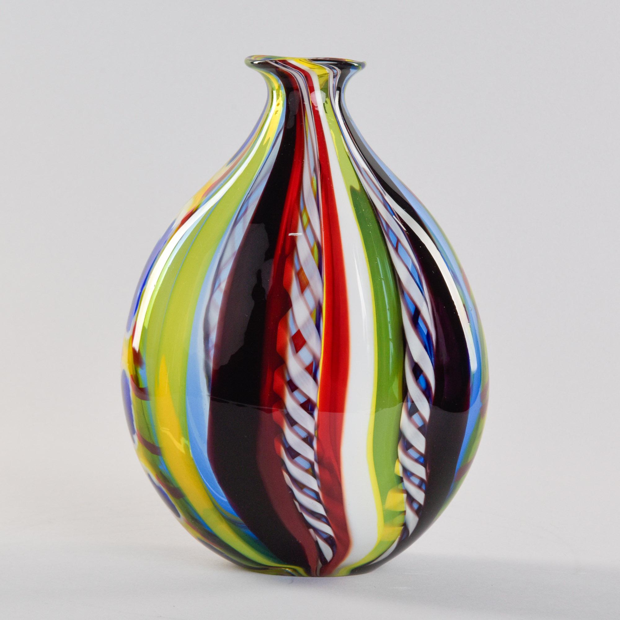 Trovato in Italia, questo vivace vaso in vetro di Murano risale alla fine degli anni '90, inizio 2000. Forma ovoidale alta con striature di verde, rosso, bianco, giallo e blu. Il vaso presenta la firma incisa di Fabiano Zanchi sul lato inferiore