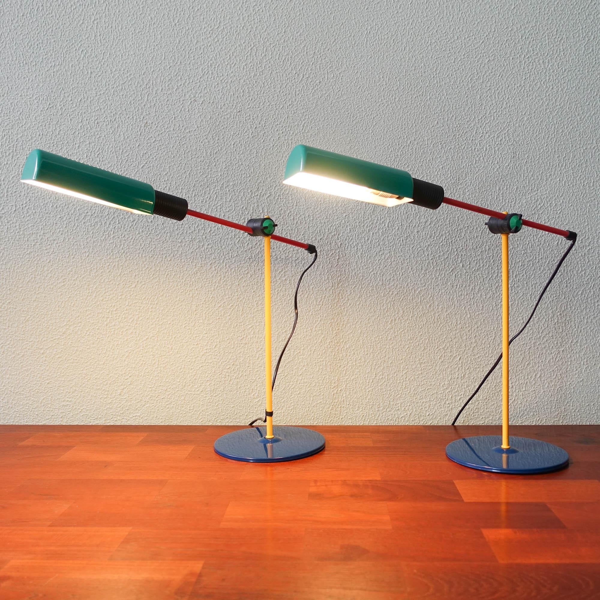 Cette paire de lampes de table a été conçue et produite par Veneta Lumi en Italie, dans les années 1980.  Le foyer et le bras sont articulés, il est réglable verticalement et horizontalement, en hauteur et en angle. Une lampe de table italienne