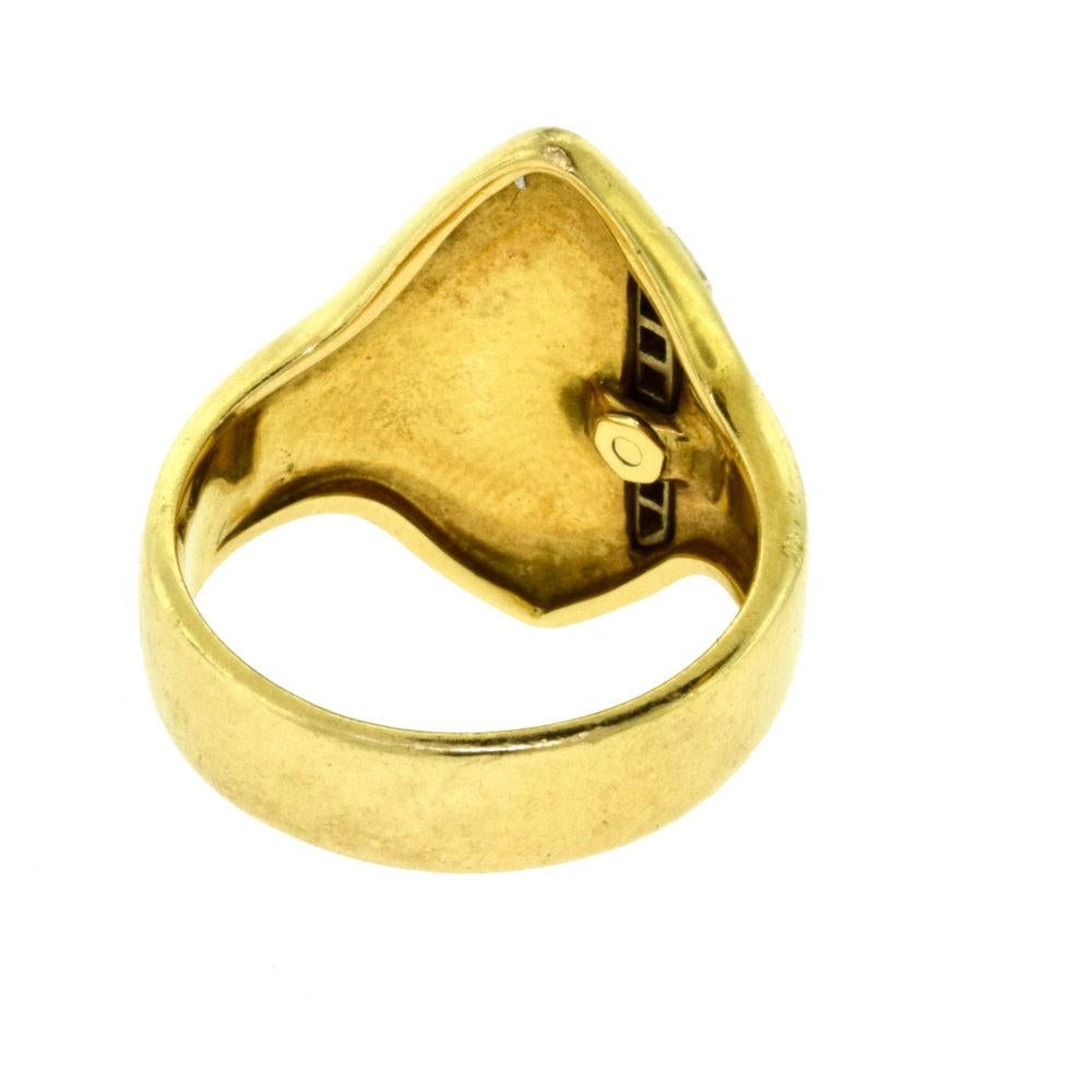 Bague vintage en or jaune, émail multicolore et diamants Bon état - En vente à Miami, FL