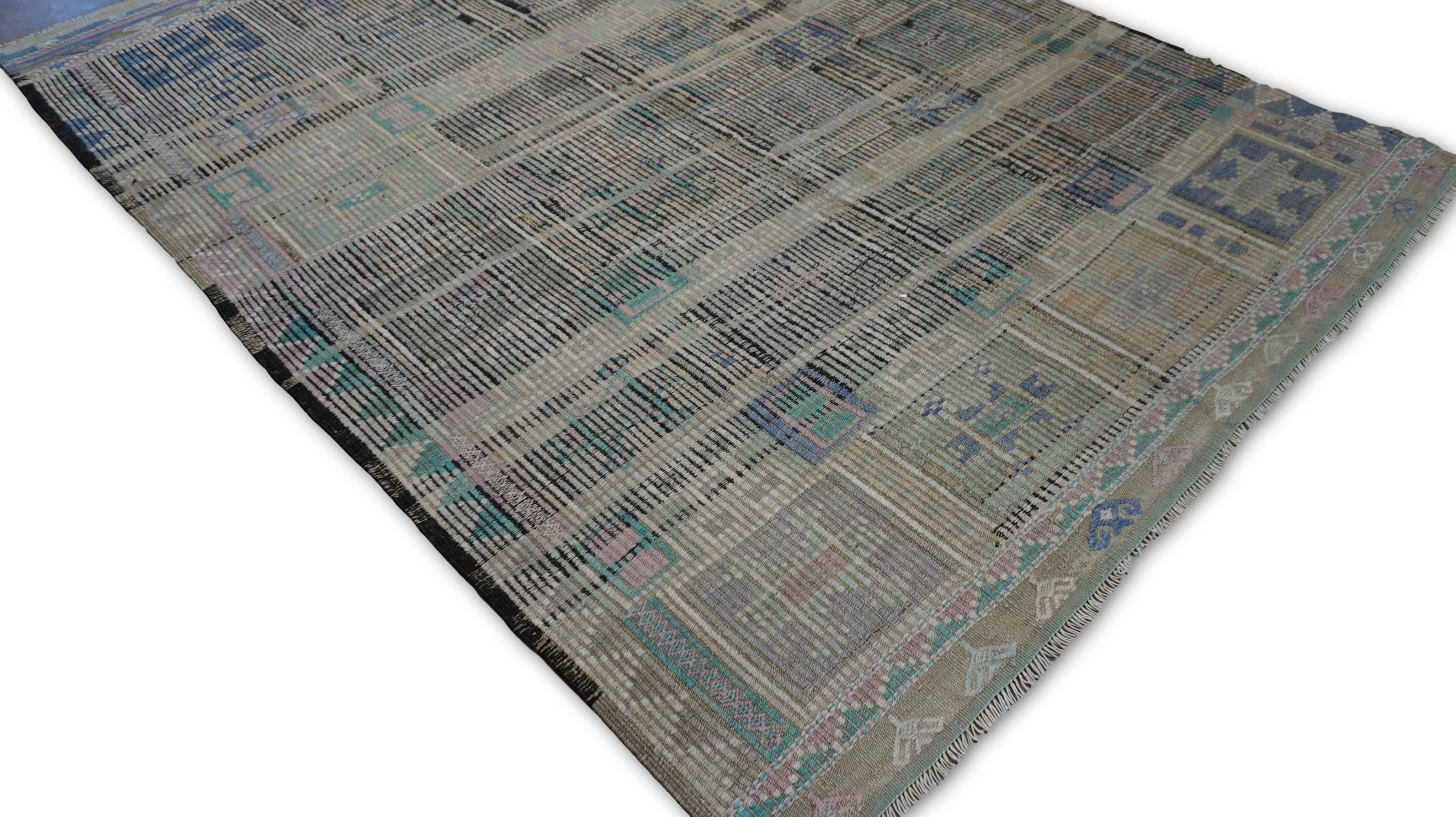 Dieser Kelimteppich aus Wolle im Vintage-Stil ist ein atemberaubendes Stück traditioneller Handwerkskunst mit einer modernen Ästhetik. Dieser Teppich mit seinem faszinierenden Design aus geometrischen Motiven zeichnet sich durch eine reiche,
