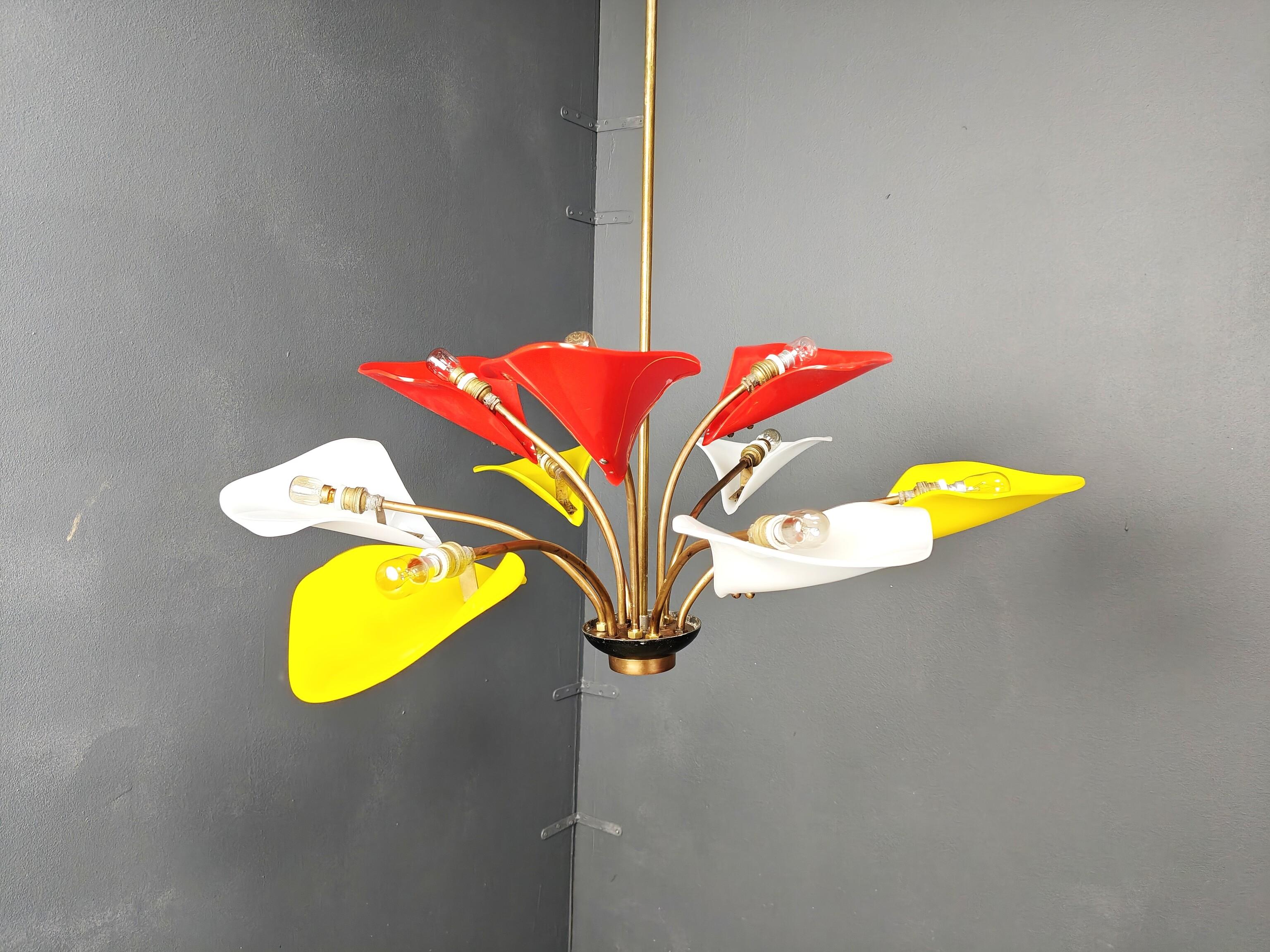 Gorgeous mid century italian chandelier with multicolour plexi lamp shades and a patinated brass frame.

Beautiful mid century design which emits a nice diffuse light.

Tested and ready to use with regulr E14 mlight bulbs.

1960s - Italy

Good