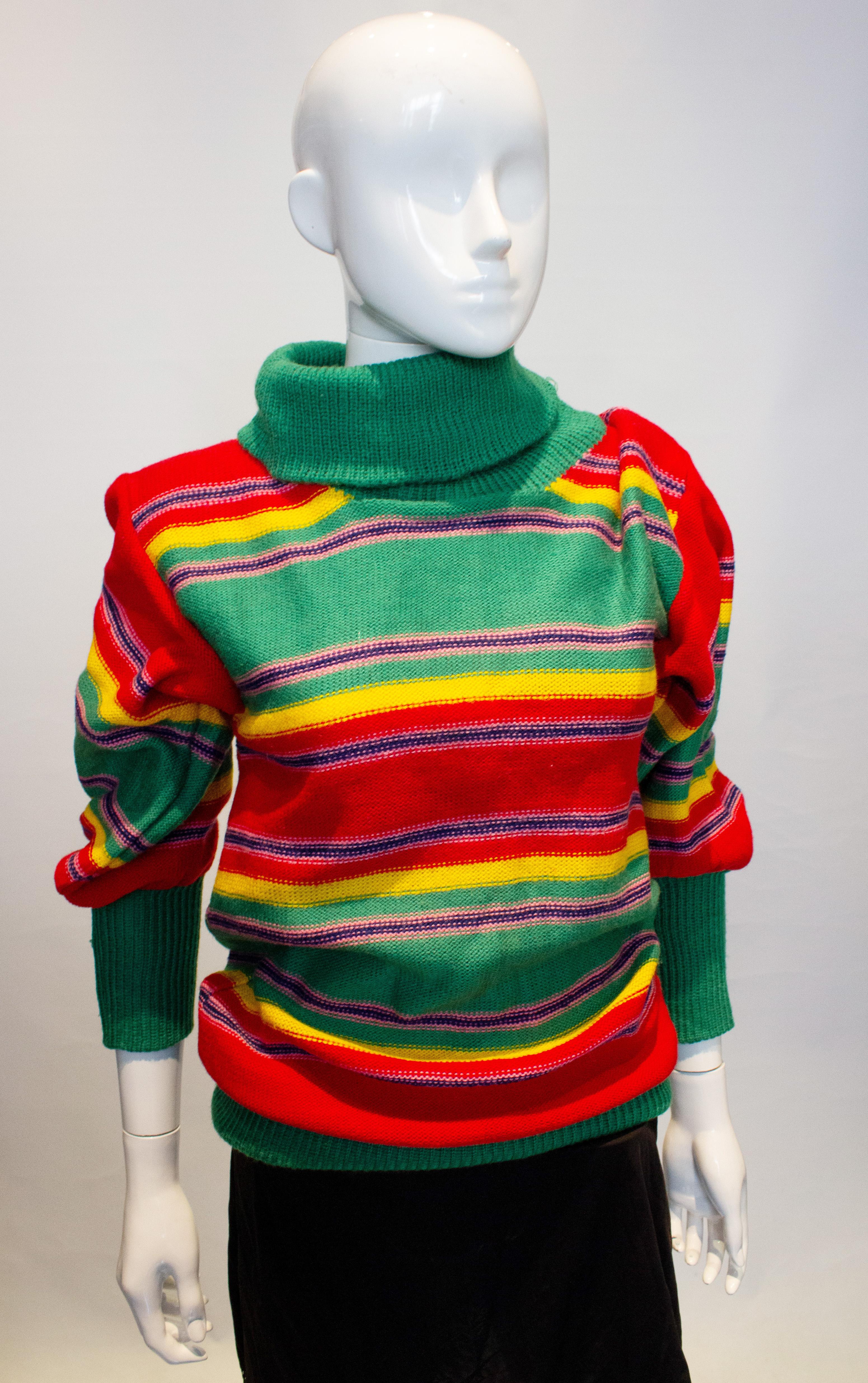 Ein toller Pullover für den Herbst. In einem wunderbaren Mix aus Grün, Rot, Rosa, Lila und Gelb hat der Pullover interessante Ärmel und breite Bündchen. Maße: Büste bis zu 40'', Länge 30''