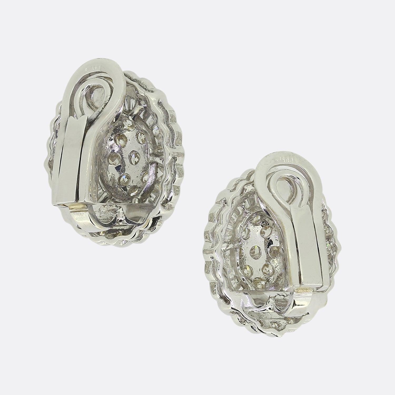 Vintage Multi-Diamant-Cluster-Ohrringe (Brillantschliff) im Angebot