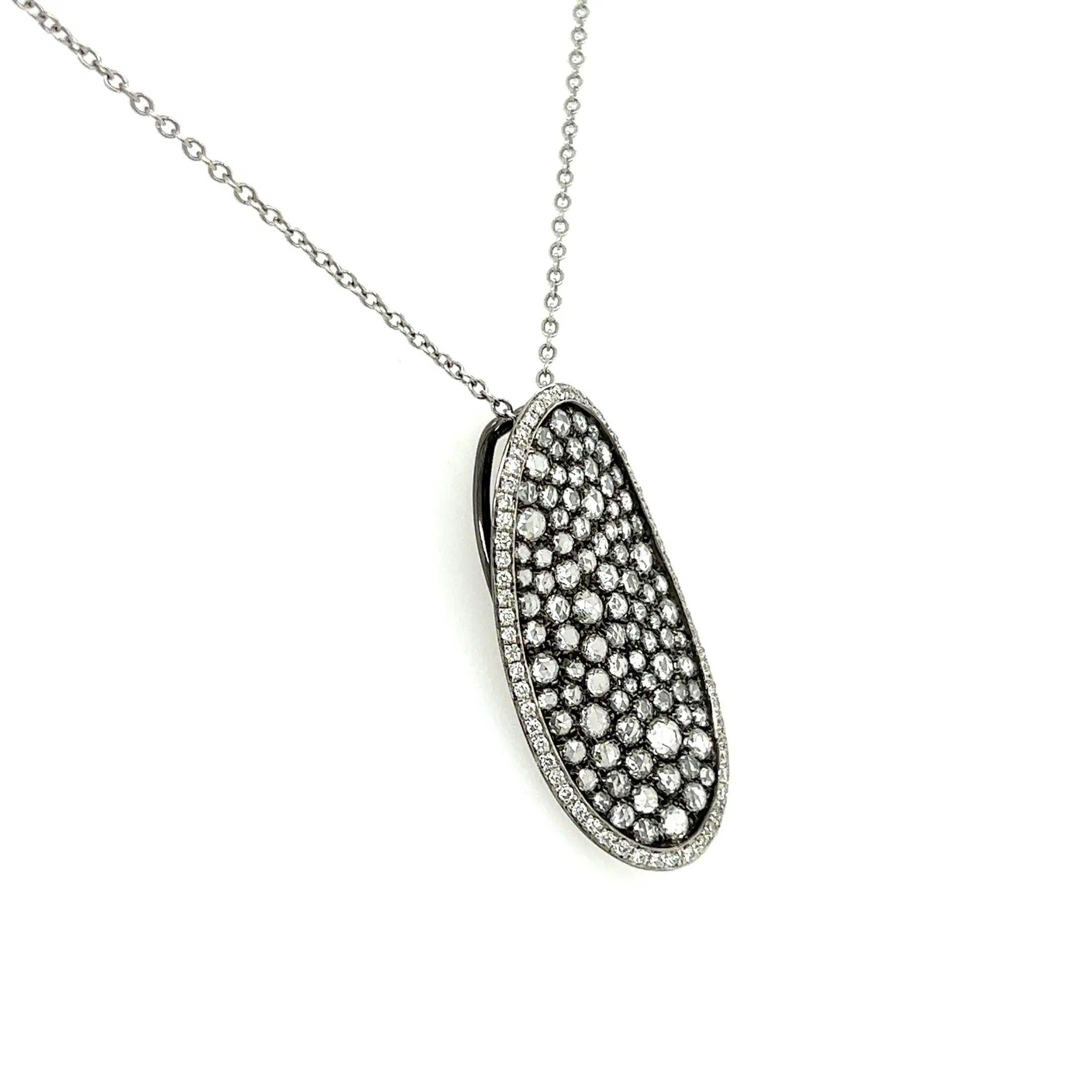 Einfach schön!  Multi Diamond Wavy Pebble Blackened Gold Vintage Pendant Necklace. Sicher von Hand gefasst mit Diamanten im Rosen- und Rundbrillantschliff, mit einem Gewicht von ca. 1,48 tcw. Handgefertigte Fassung aus 18 Karat Weißgold. Aufgehängt