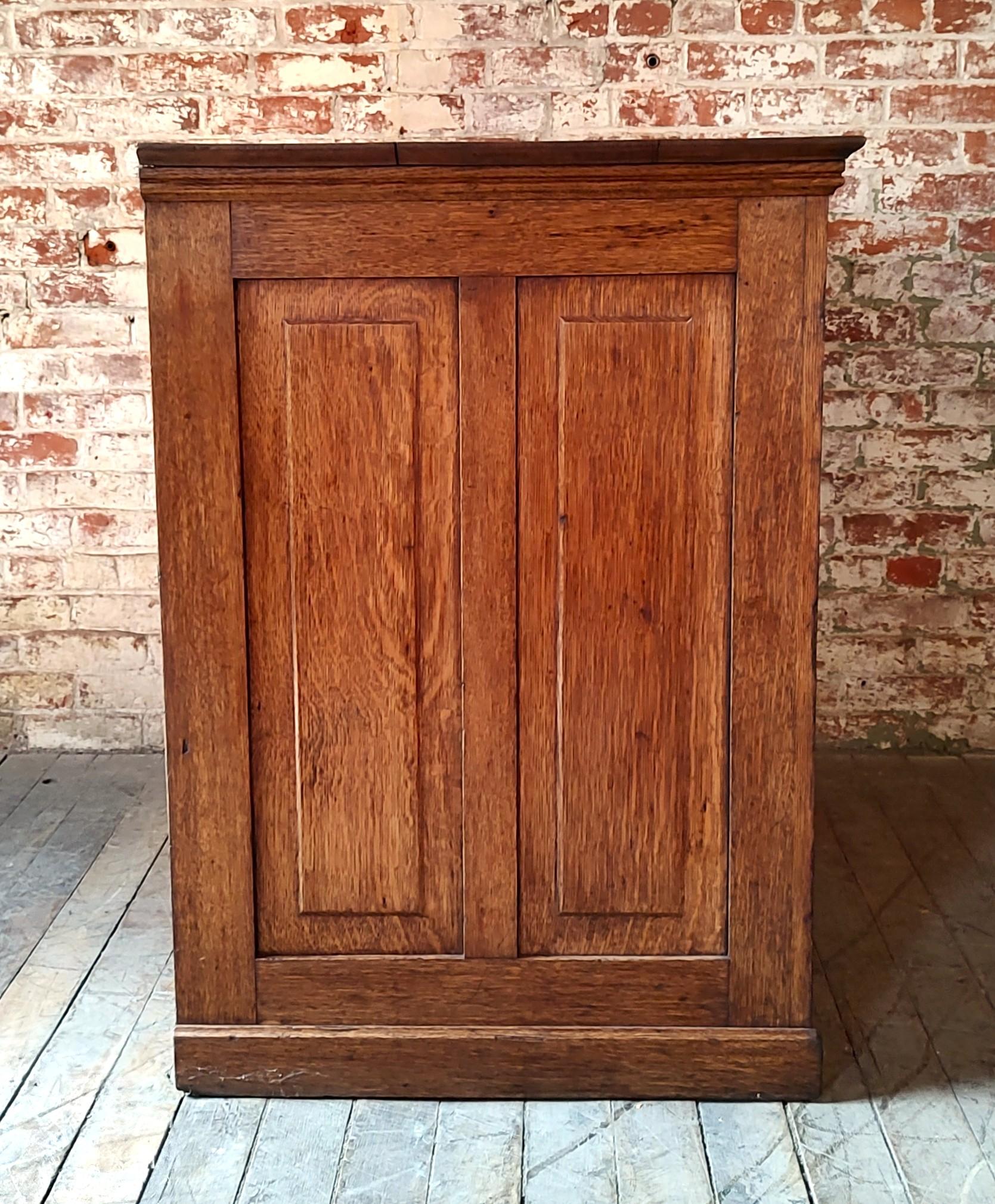 Boticario Vintage de Roble con Varios Cajones en venta 4