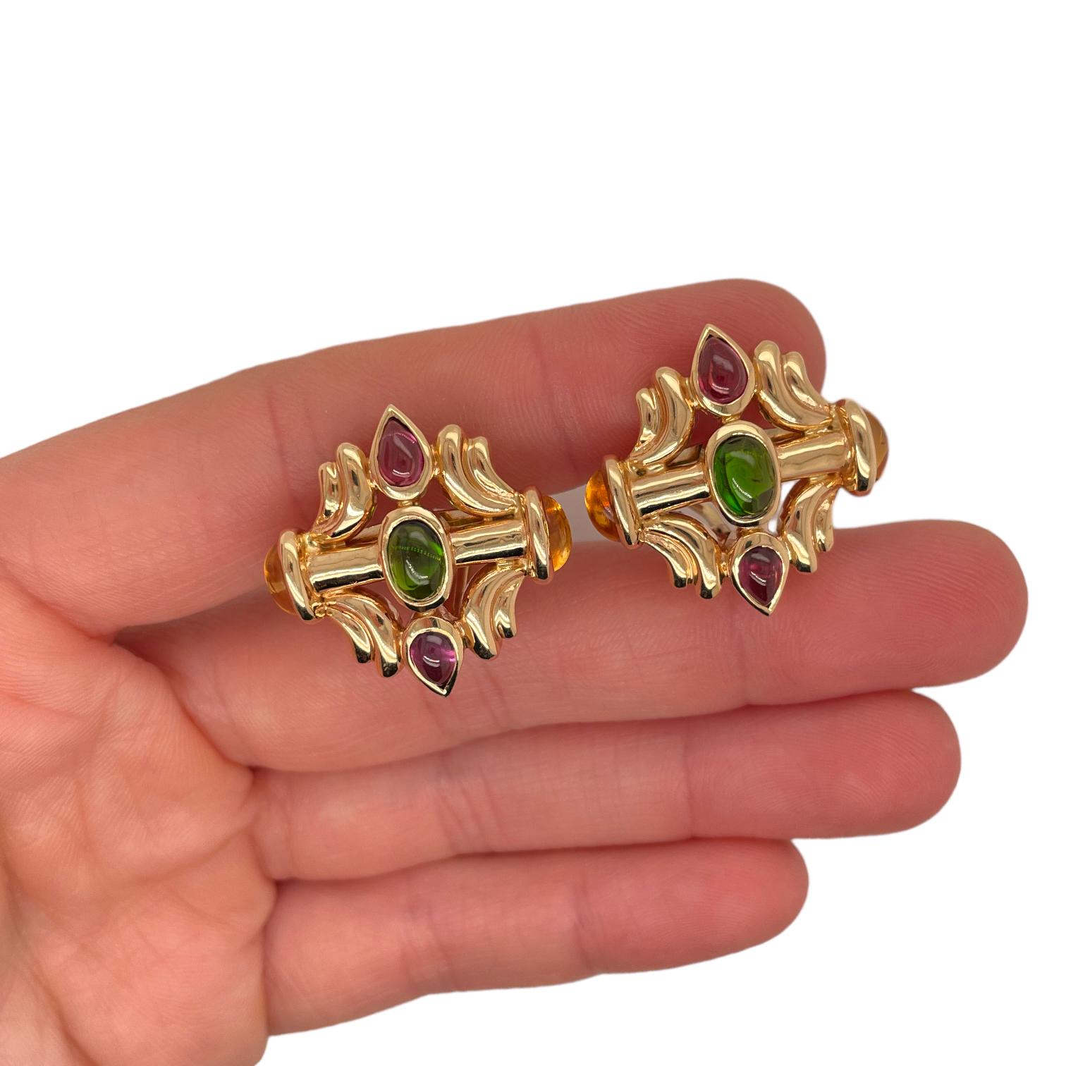 Die Vintage-Ohrringe enthalten zwei ovale Cabochon-Grünturmaline, vier ovale Cabochon-Citrine und vier birnenförmige Cabochon-Rosa-Turmaline, etwa 8,00cts. Die Steine sind in Lünettenfassungen montiert. 
Der Ohrring wiegt ungefähr 18,2 Gramm.