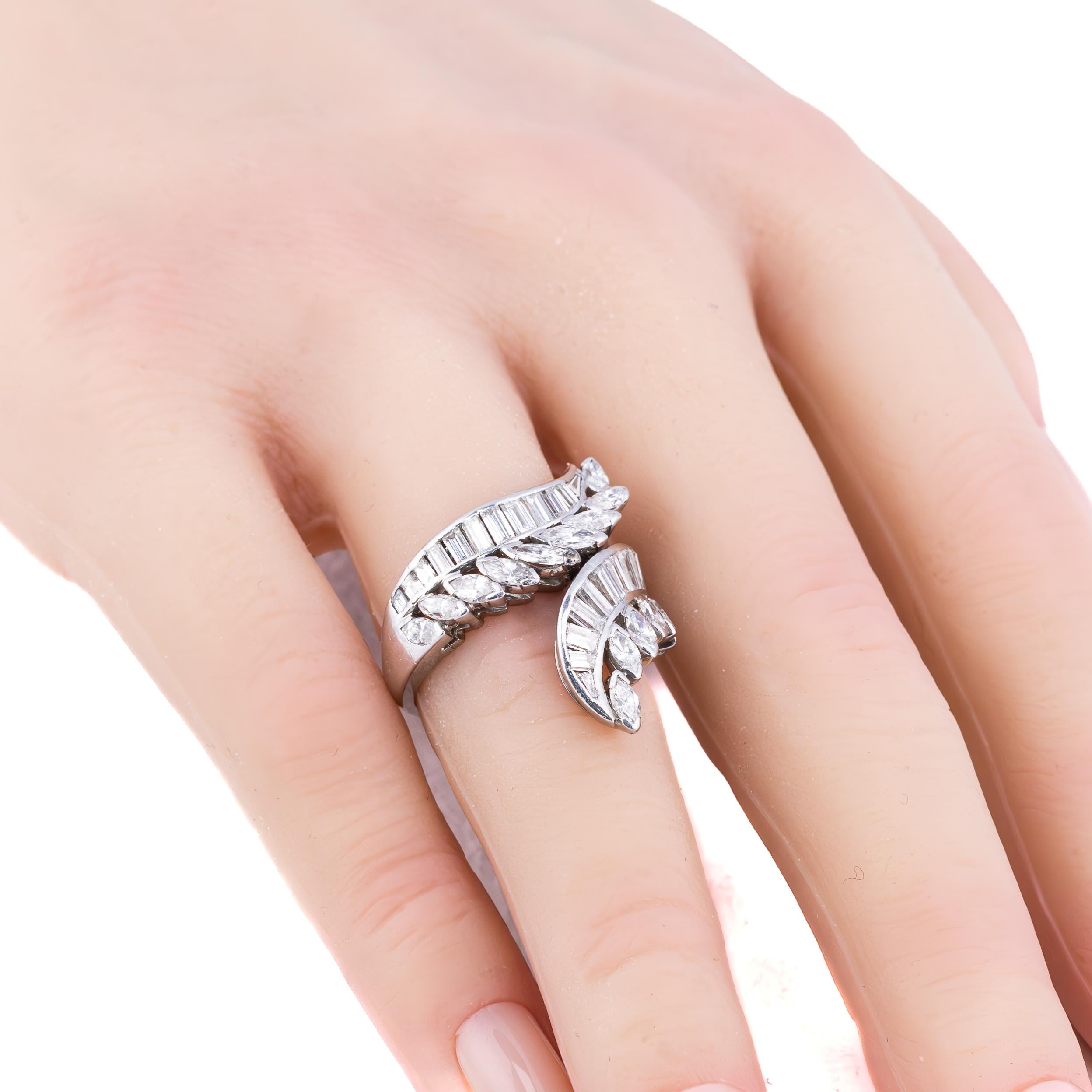 Rétro Vintage Multi Shape Diamond Bypass Platinum en vente