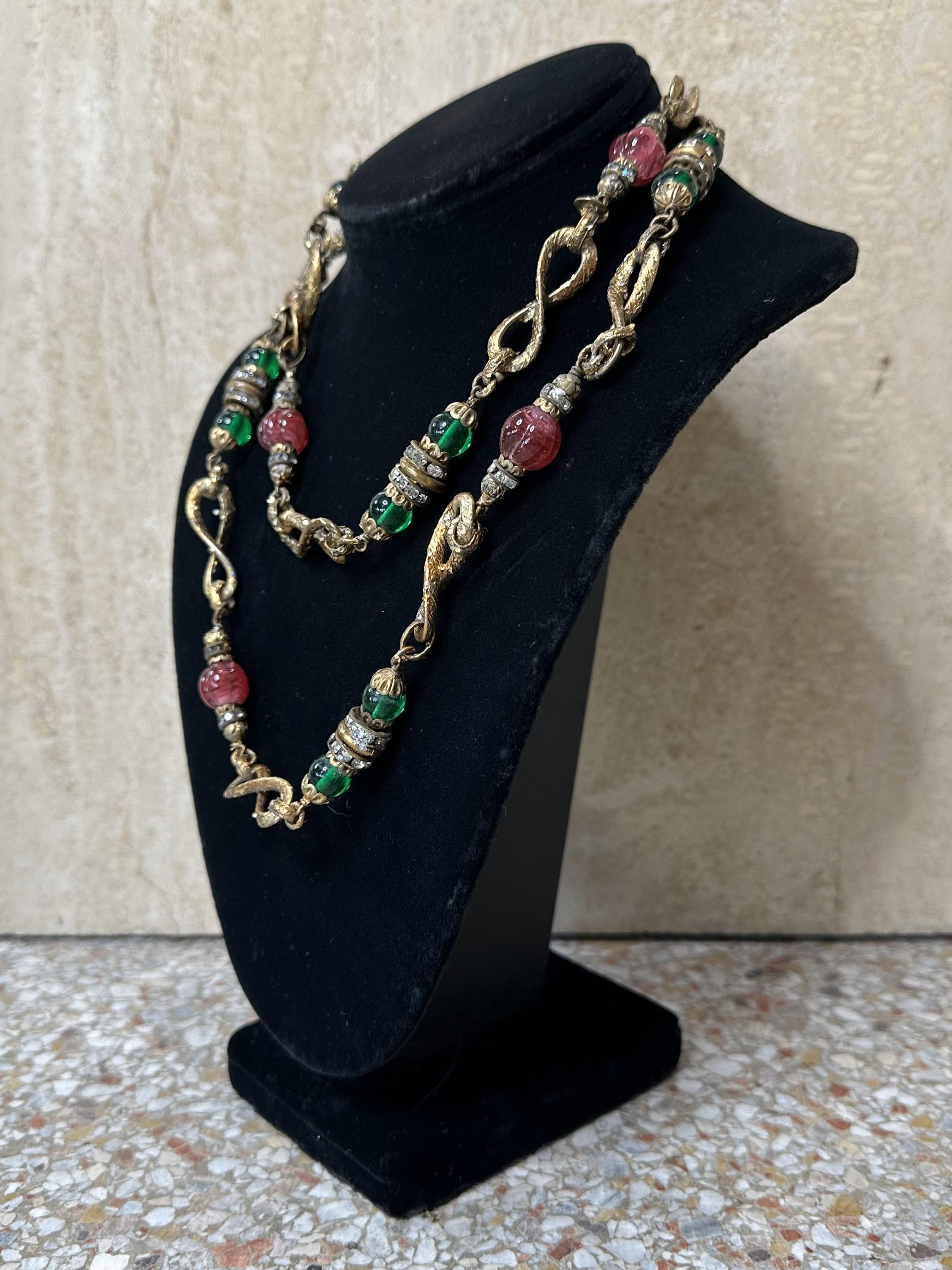 Regency Collana vintage a più fili con perline in oro, rosso e verde in vendita
