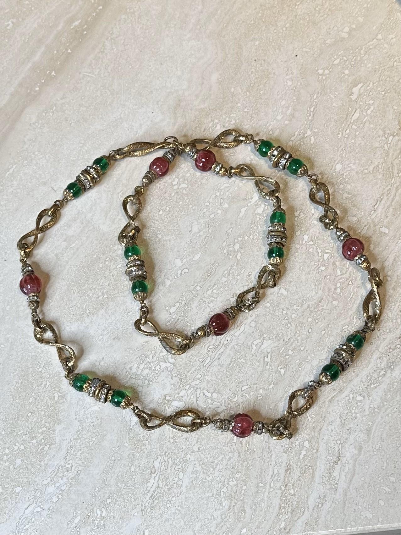 Collana vintage a più fili con perline in oro, rosso e verde In condizioni discrete in vendita a Lake Worth Beach, FL