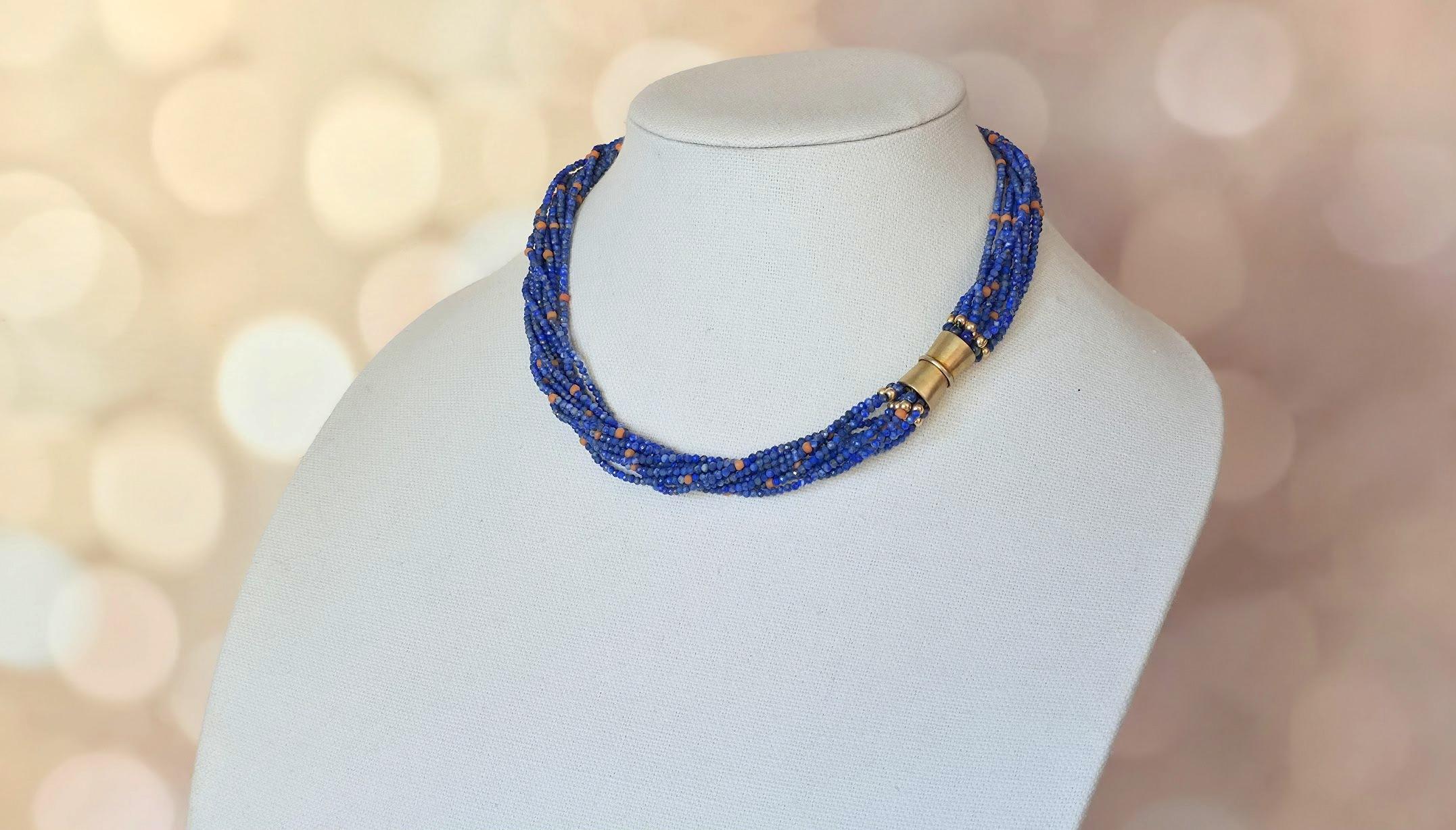 Donna Collana a più fili di corallo e lapislazzuli d'epoca in vendita