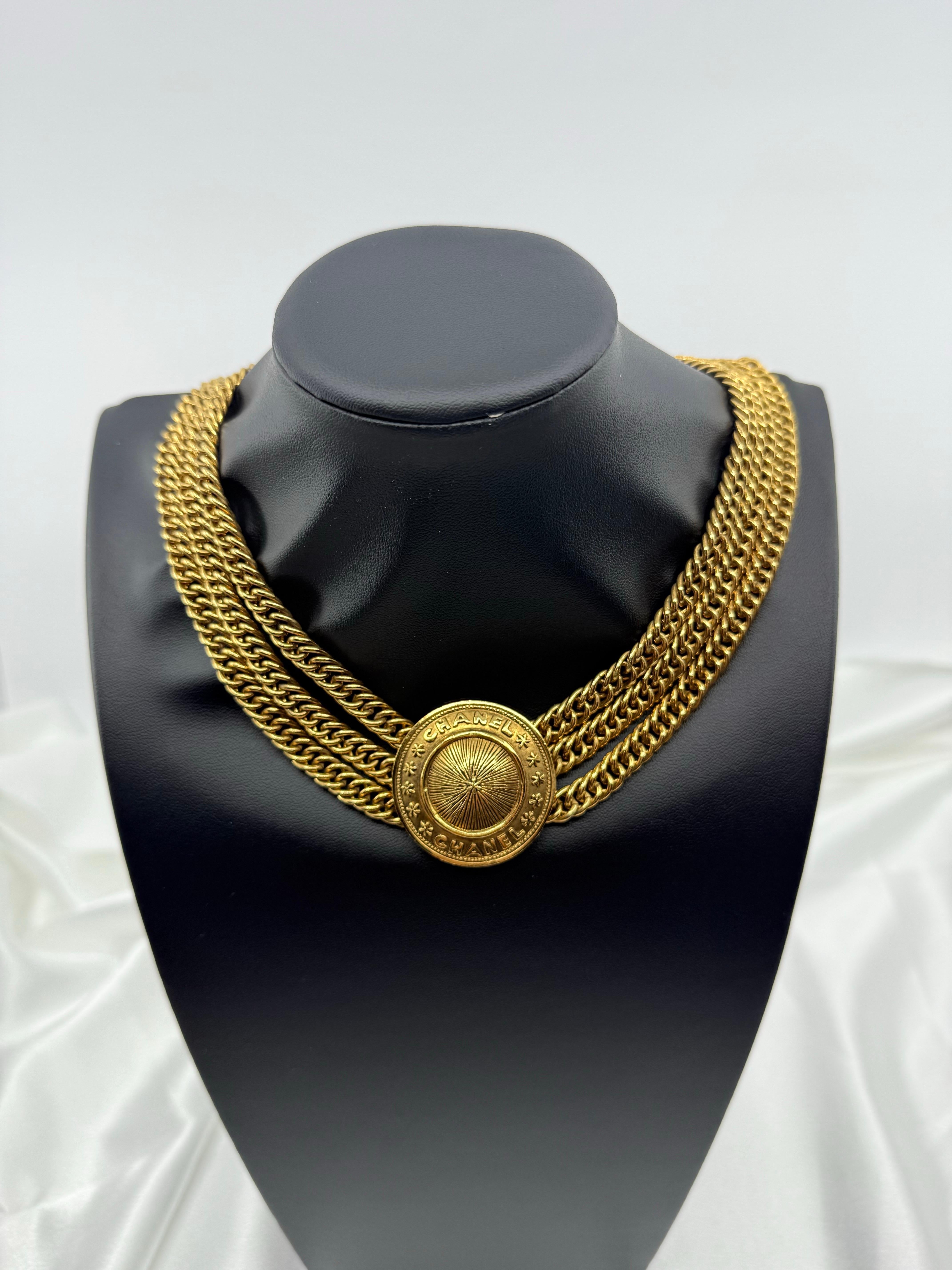 DETAILS:
Hallmark: CHANEL
Made in France
Gold Plated
The necklace is in good condition showing minimal wear
Measurements approx.: Chain length 16