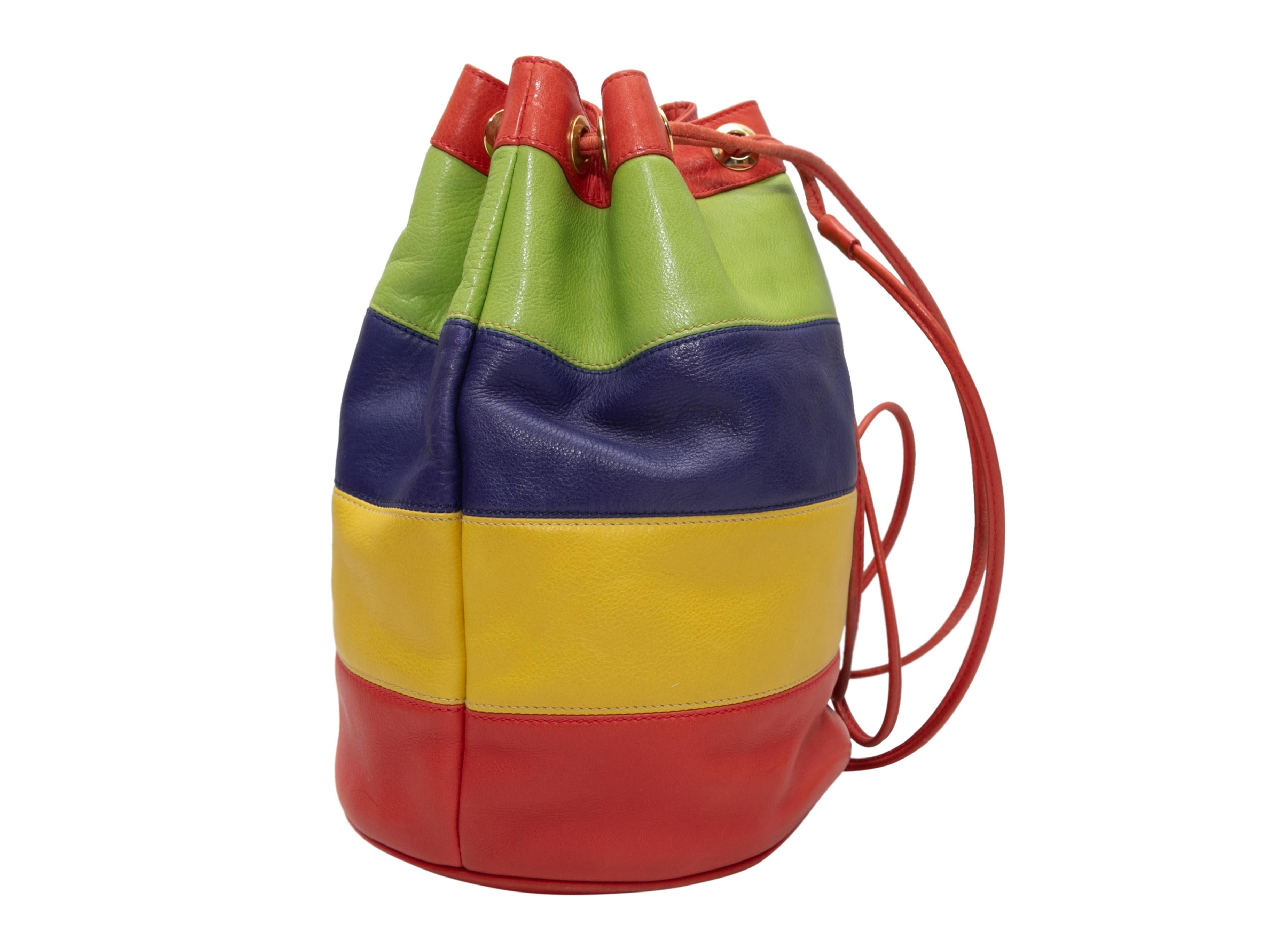 Sac à dos vintage multicolore Celine Color Block Bucket Bag. Ce sac seau présente un corps en cuir, des ferrures dorées, deux bandoulières et un cordon de fermeture sur le dessus. 10