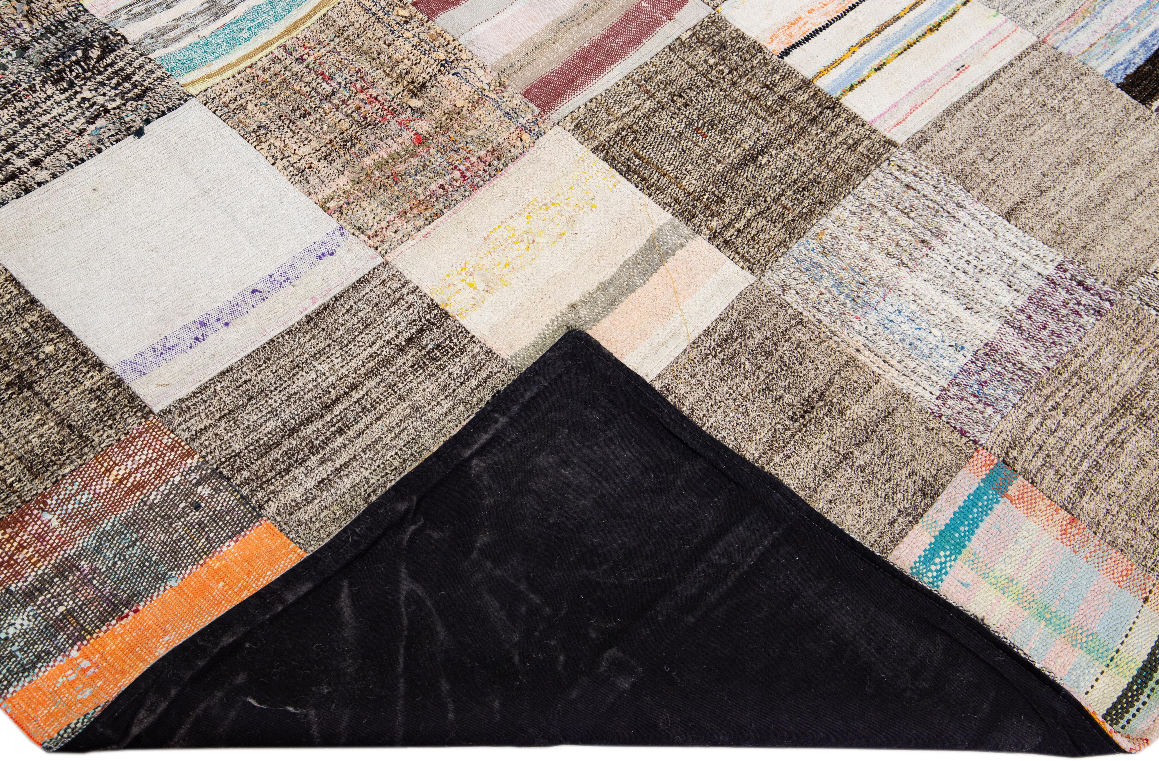 Schöner türkischer handgeknüpfter Wollteppich im Vintage-Stil mit braunem Feld. Dieses Stück hat mehrfarbige Akzente in einem wunderschönen geometrischen Patchwork-Design.

Dieser Teppich misst: 9'2