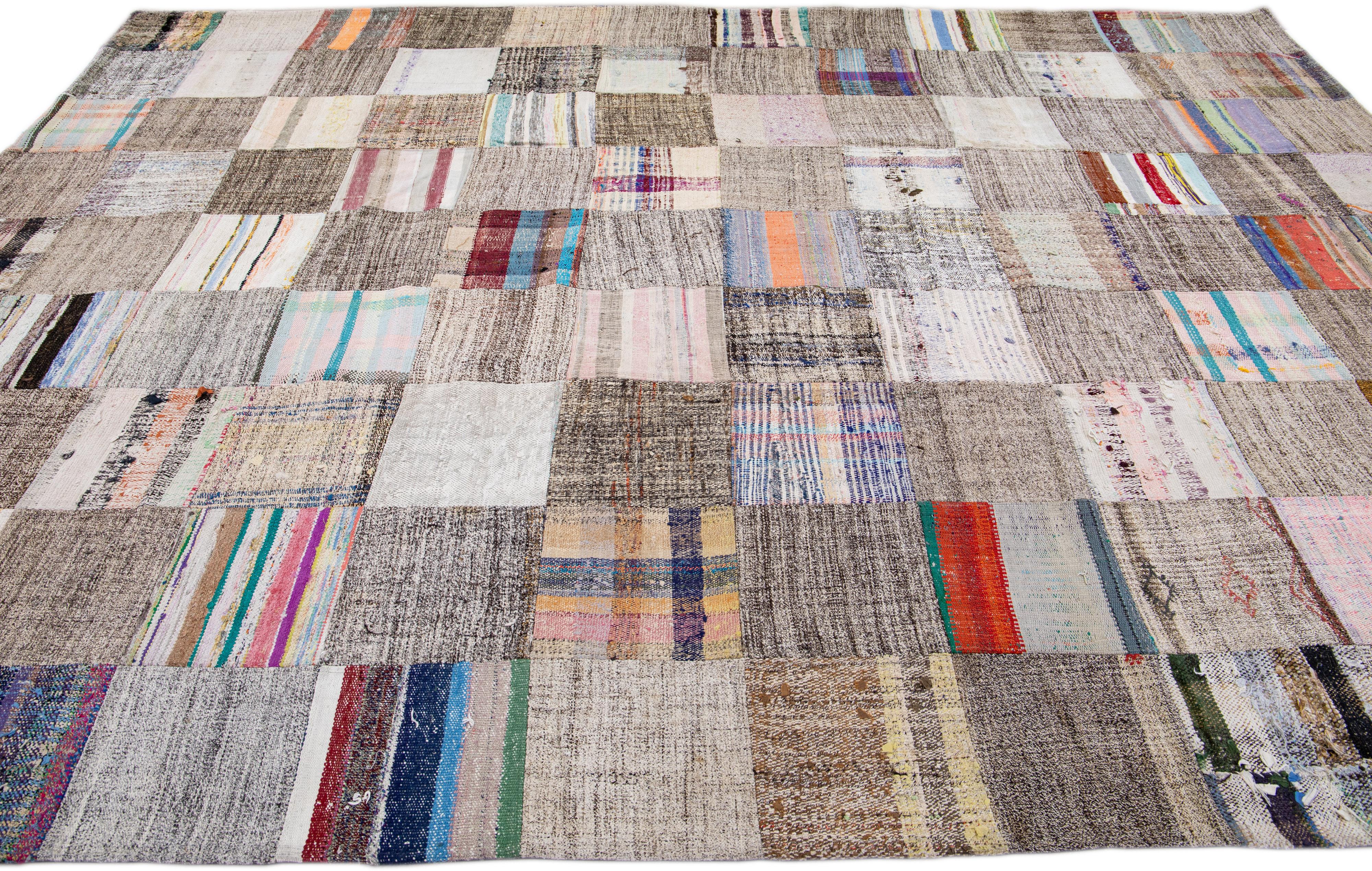 Mehrfarbiger handgefertigter türkischer Patchwork-Teppich aus Wolle (Handgeknüpft) im Angebot