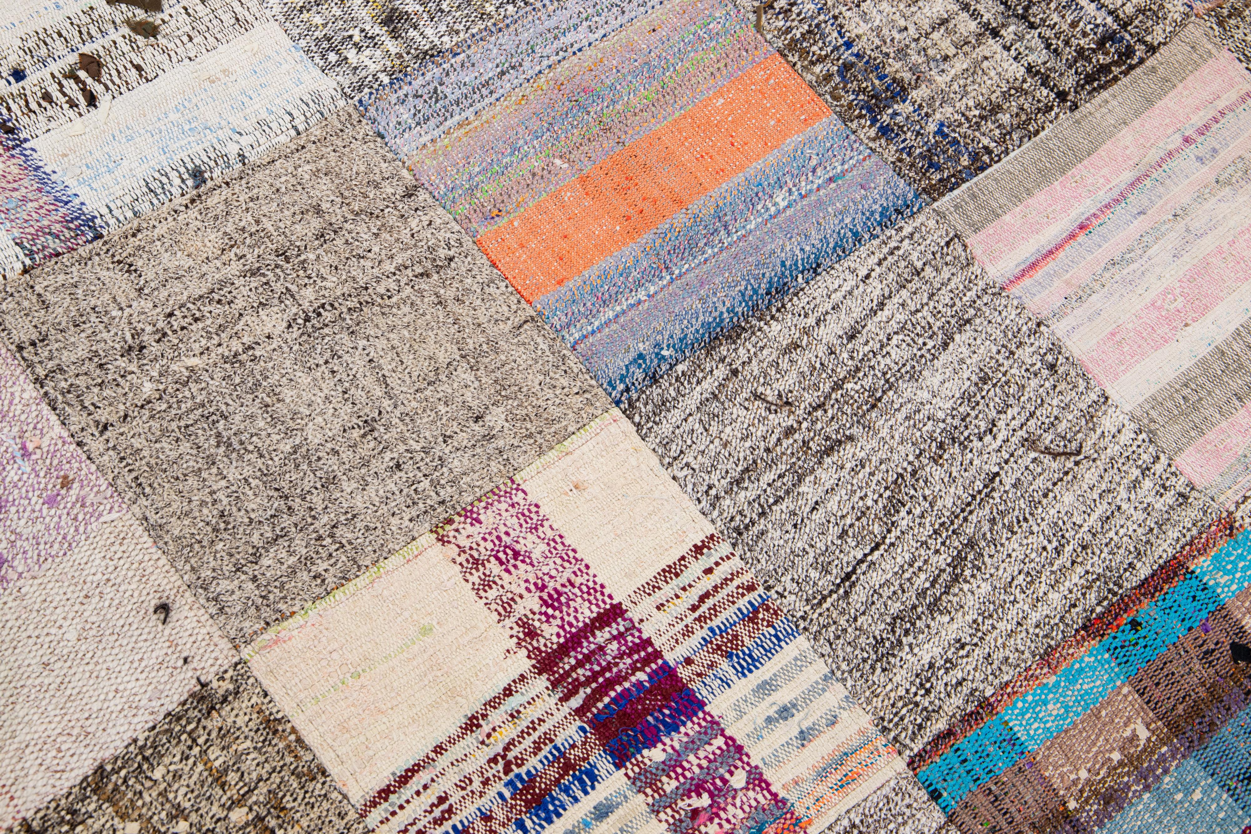 Mehrfarbiger handgefertigter türkischer Patchwork-Teppich aus Wolle (20. Jahrhundert) im Angebot