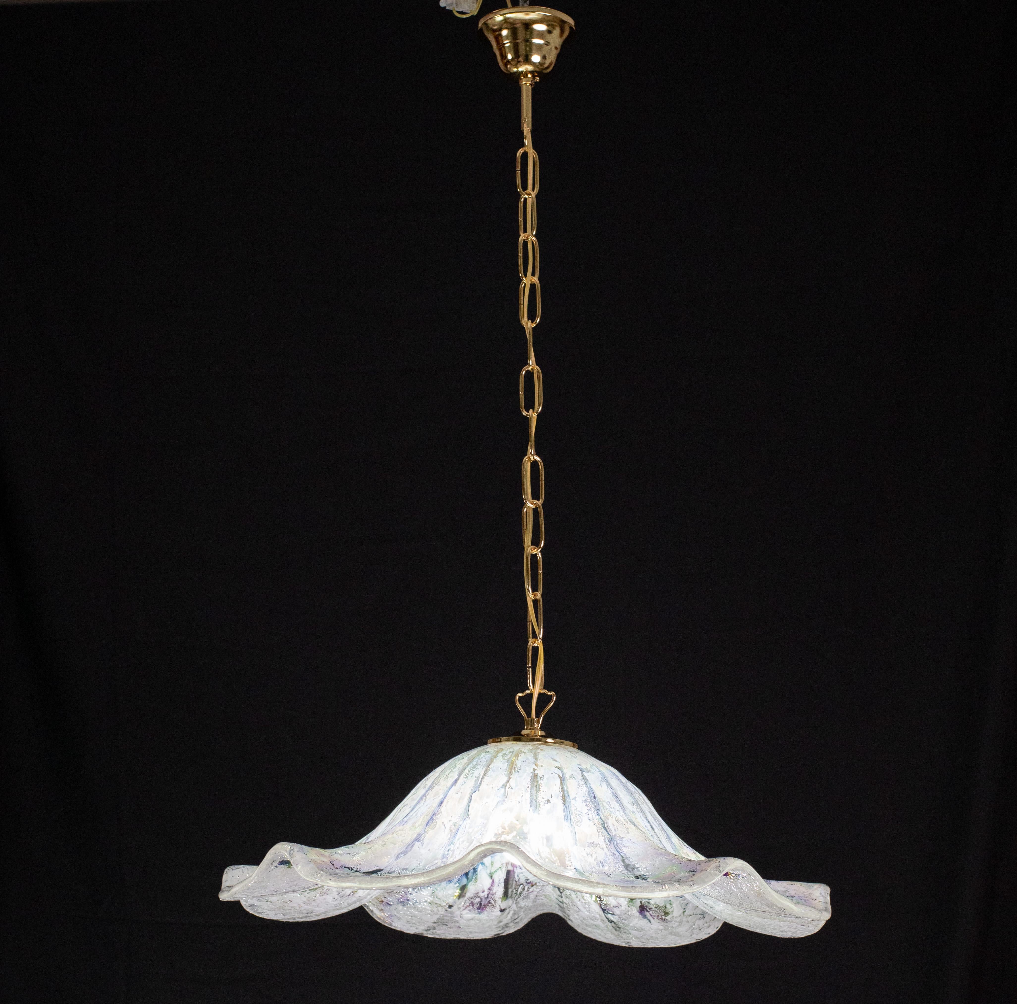 Wunderschöner Vintage-Kronleuchter aus Murano aus mundgeblasenem Perlenglas mit mehrfarbigem Regenbogenglas.

Das Glas hat die Form einer Scheibe oder eines Hutes.

Der Kronleuchter ist mit einem e27-Leuchtmittel bestückt, die Kette und die Rosette