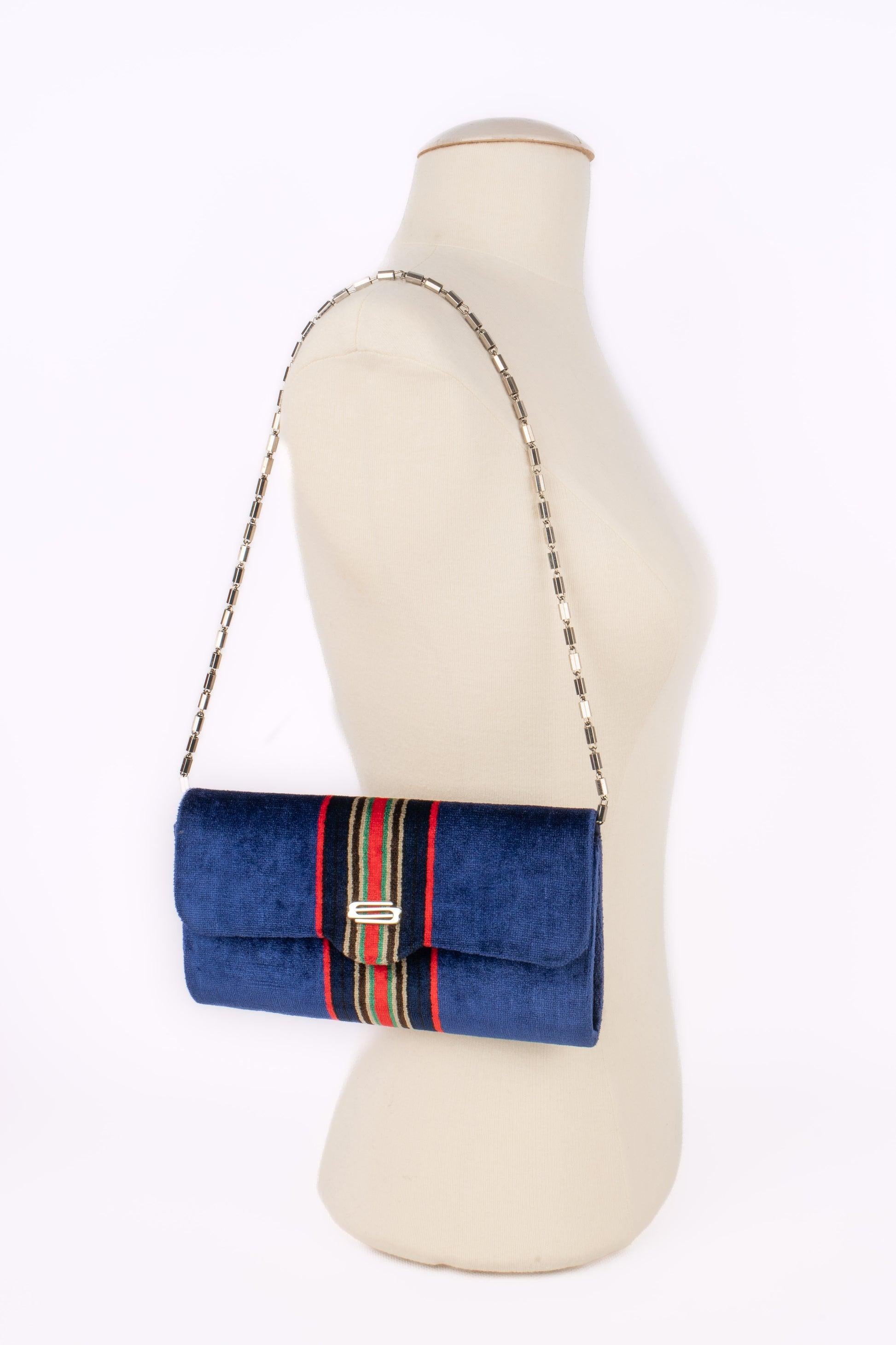 Multicolored clutch bag with a silvery metal handle.

Additional information:
Condition: Very good condition
Dimensions: Length: 21 cm - Height: 12 cm - Depth: 3 cm - Handle: 60 cm

Seller Reference: S299