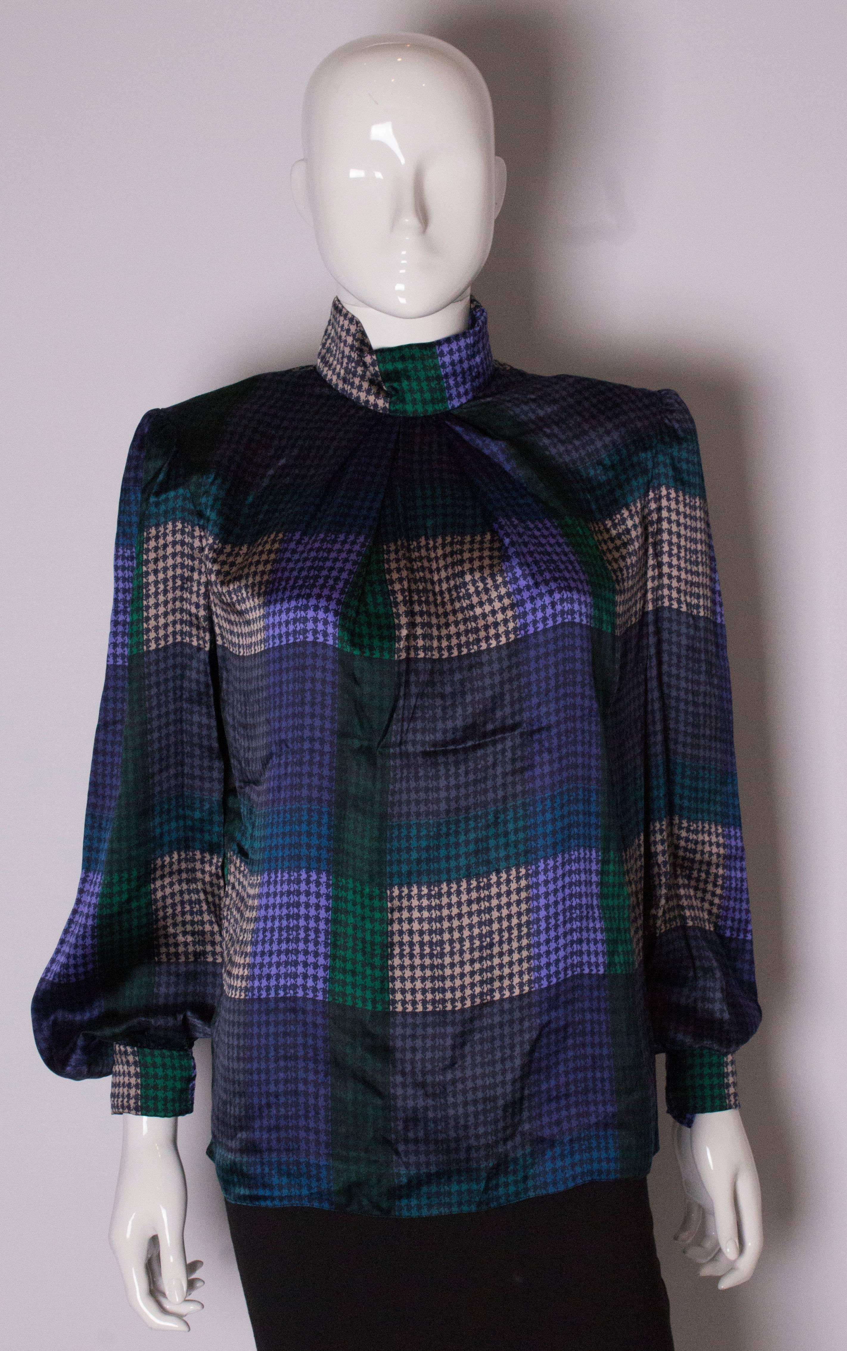 Vintage  Seidenbluse mit mehrfarbigem Muster von Donald Campbell (Schwarz) im Angebot