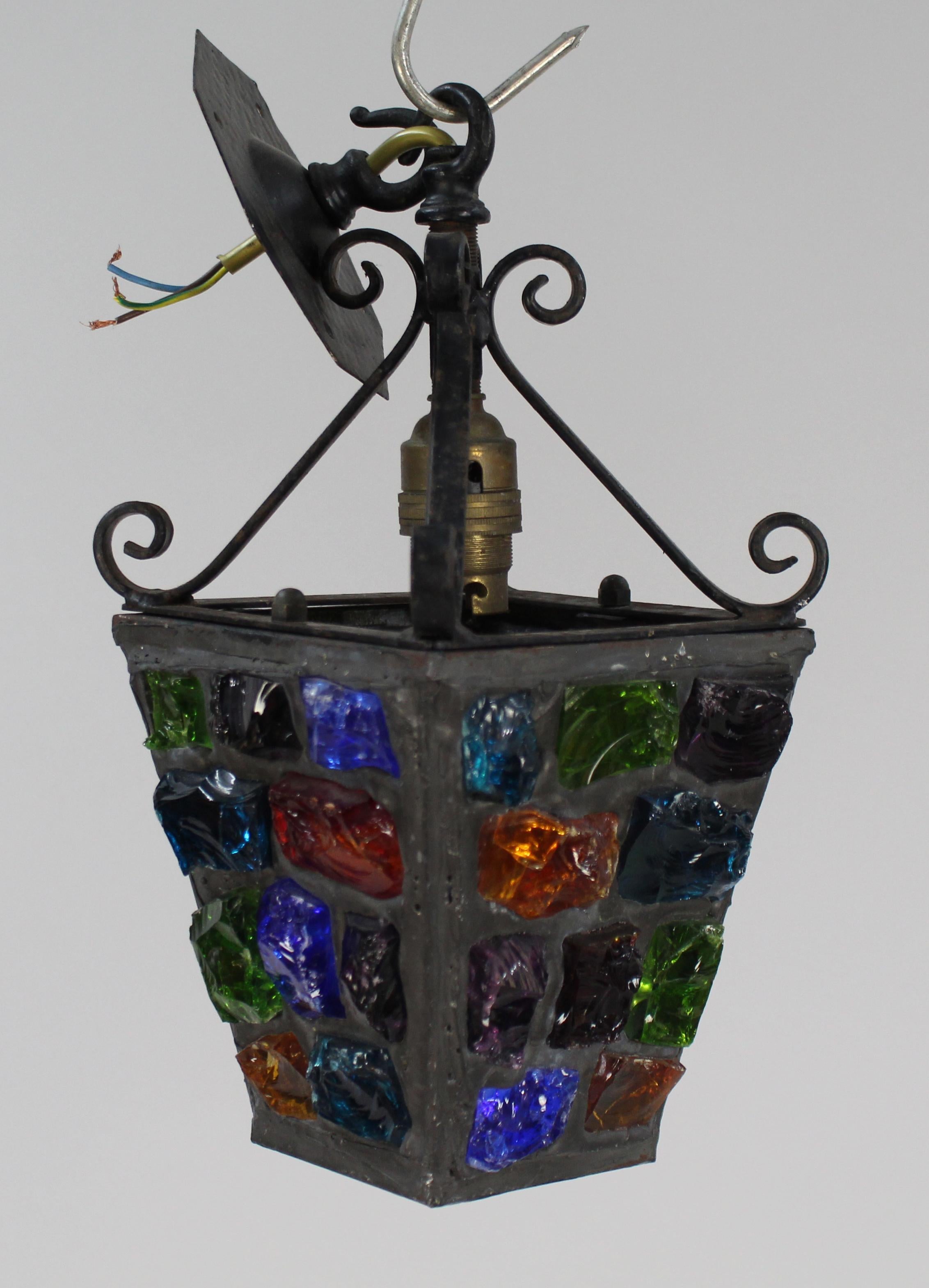 Vintage multicolored rock crystal Peter Marsh metal lantern


Mid 20th c., vintage. Peter Marsh

Measures: Width: 14 cm / 5 1/2 in

Height: 31 cm / 12 1/4 in

Good vintage condition, complete with original ceiling rose. Wear to body in
