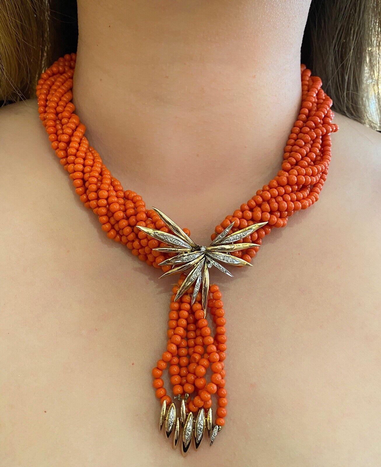 Vintage Multistrand Koralle & Diamant-Halskette in 14k Gold

Vintage Coral and Diamond Necklace besteht aus 10 Strängen orangefarbener Korallenperlen, die von einem 14-karätigen Starburst-Verschluss aus Gelb- und Weißgold und einem Quastenendstück