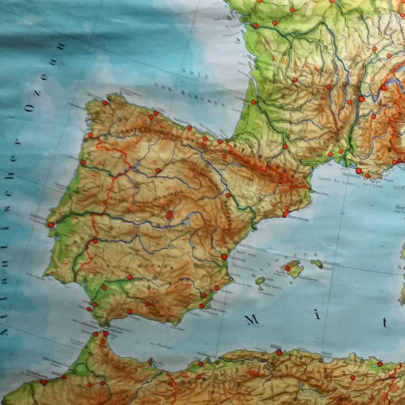 Eine große Länderkarte mit den Ländern rund um das Mittelmeer, herausgegeben von Westermann. Farbenfroher Druck auf mit Leinwand verstärktem Papier.
Abmessungen:
Breite 269 cm (105,91 Zoll)
Höhe 149 cm (58,66 Zoll)

Die angegebenen Maße beziehen